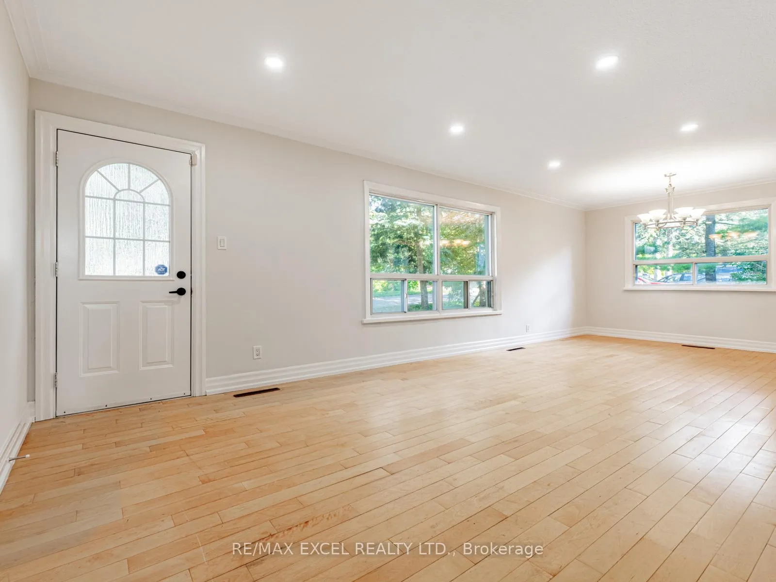 Photo 3 of 58 Howard Road, Newmarket, Huron Heights-Leslie Valley — HOMEH
