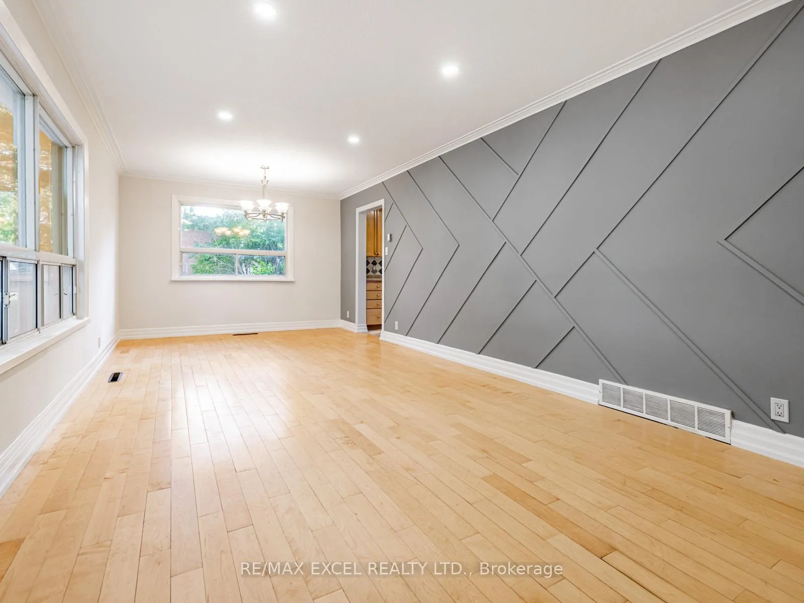 Photo 4 of 58 Howard Road, Newmarket, Huron Heights-Leslie Valley — HOMEH