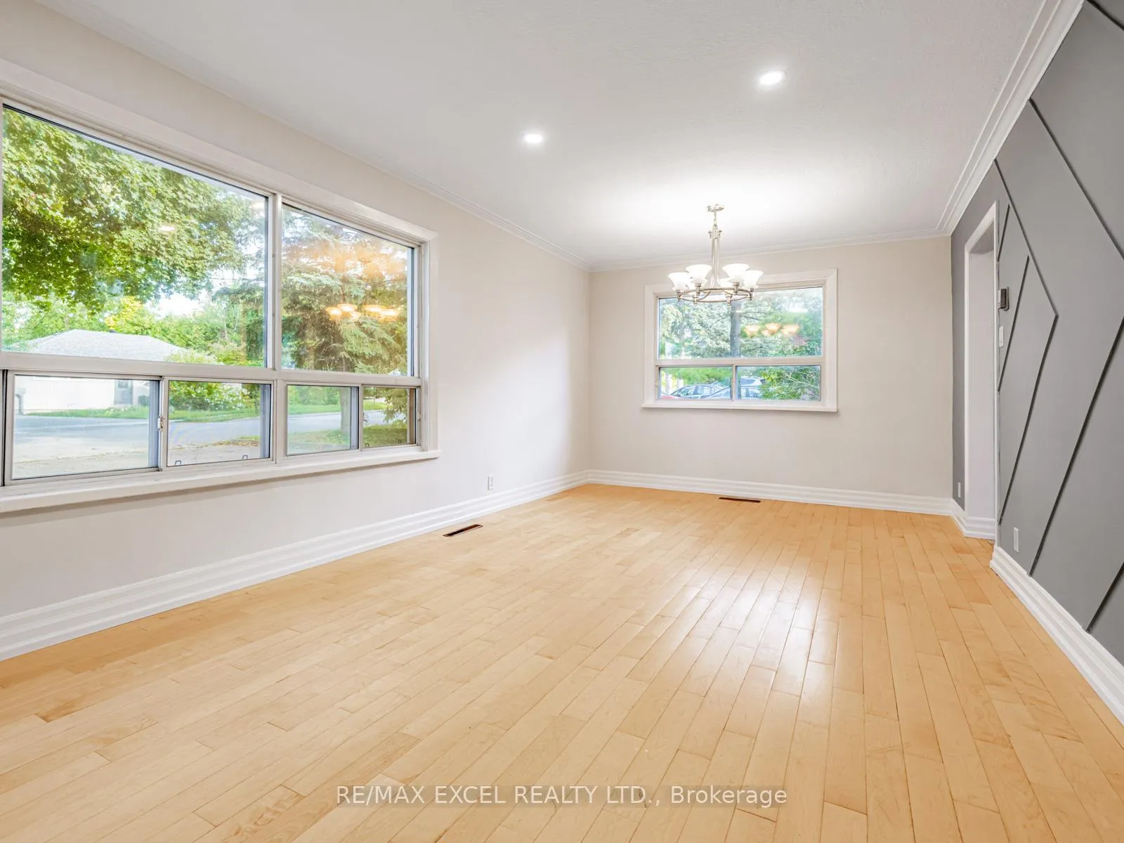Photo 5 of 58 Howard Road, Newmarket, Huron Heights-Leslie Valley — HOMEH