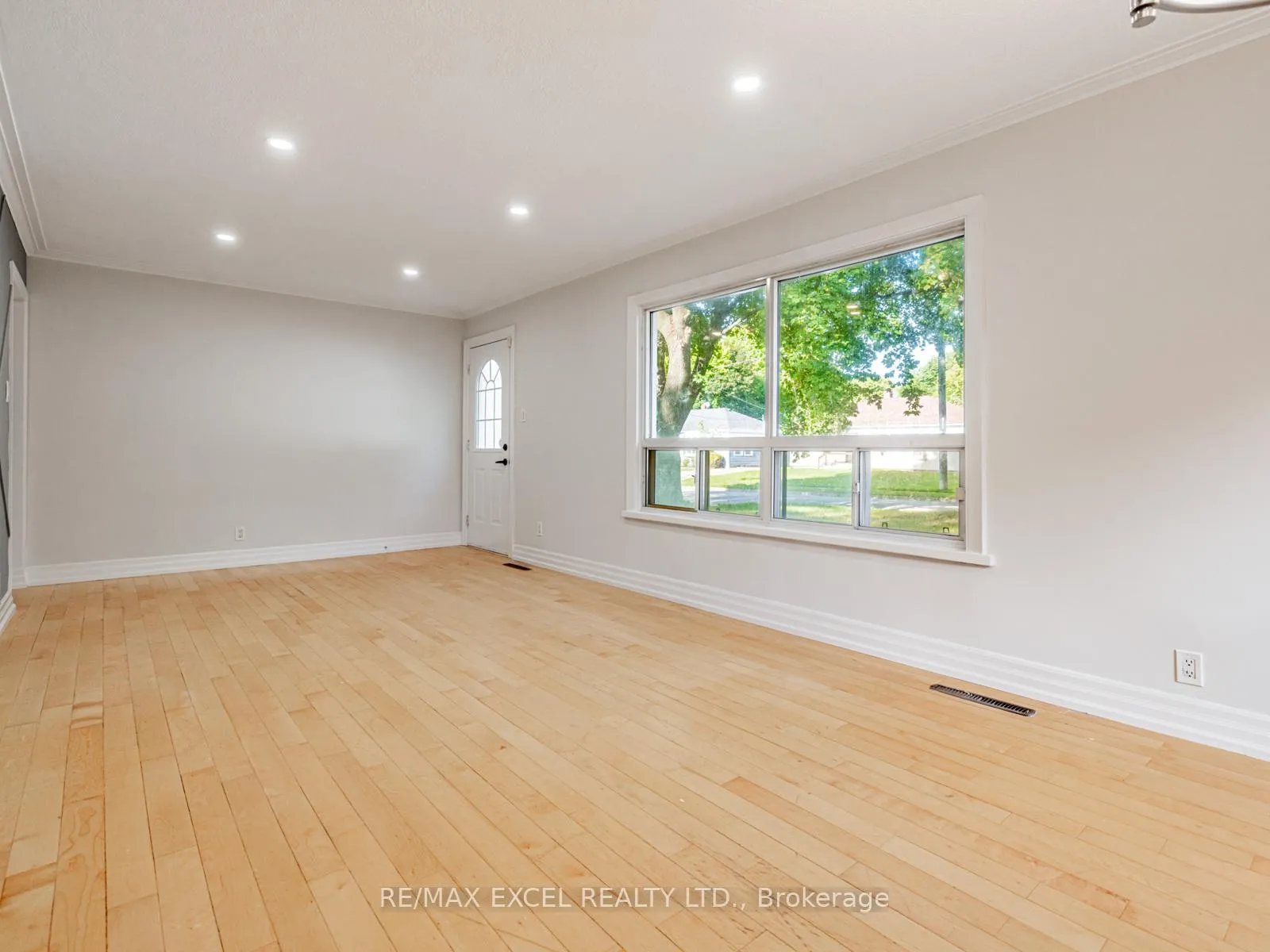 Photo 6 of 58 Howard Road, Newmarket, Huron Heights-Leslie Valley — HOMEH