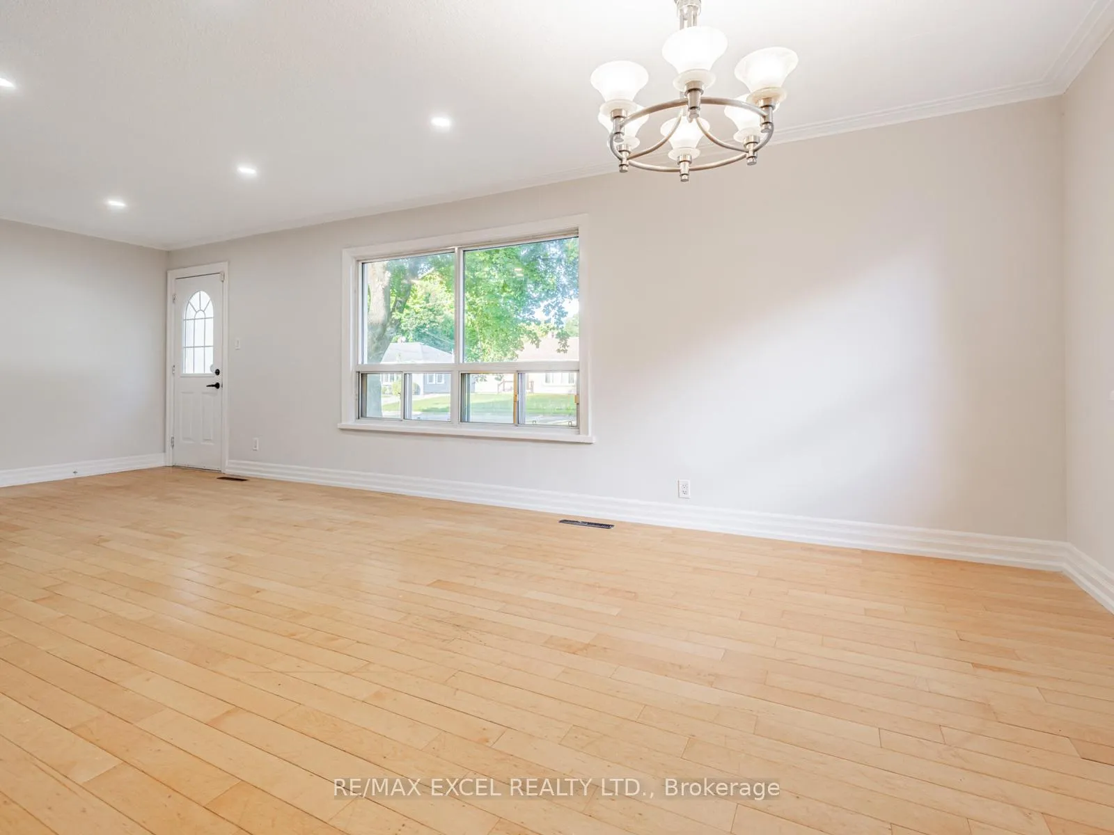 Photo 7 of 58 Howard Road, Newmarket, Huron Heights-Leslie Valley — HOMEH
