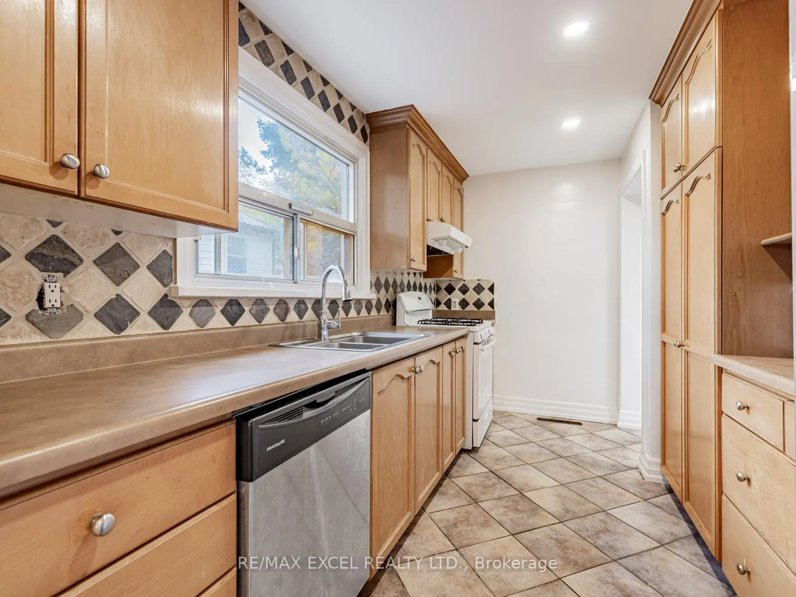 Photo 9 of 58 Howard Road, Newmarket, Huron Heights-Leslie Valley — HOMEH