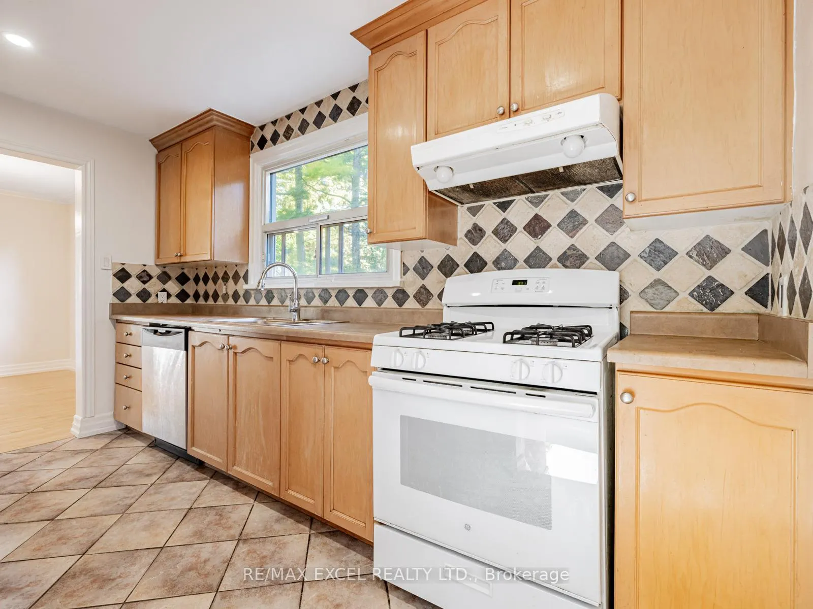 Photo 10 of 58 Howard Road, Newmarket, Huron Heights-Leslie Valley — HOMEH
