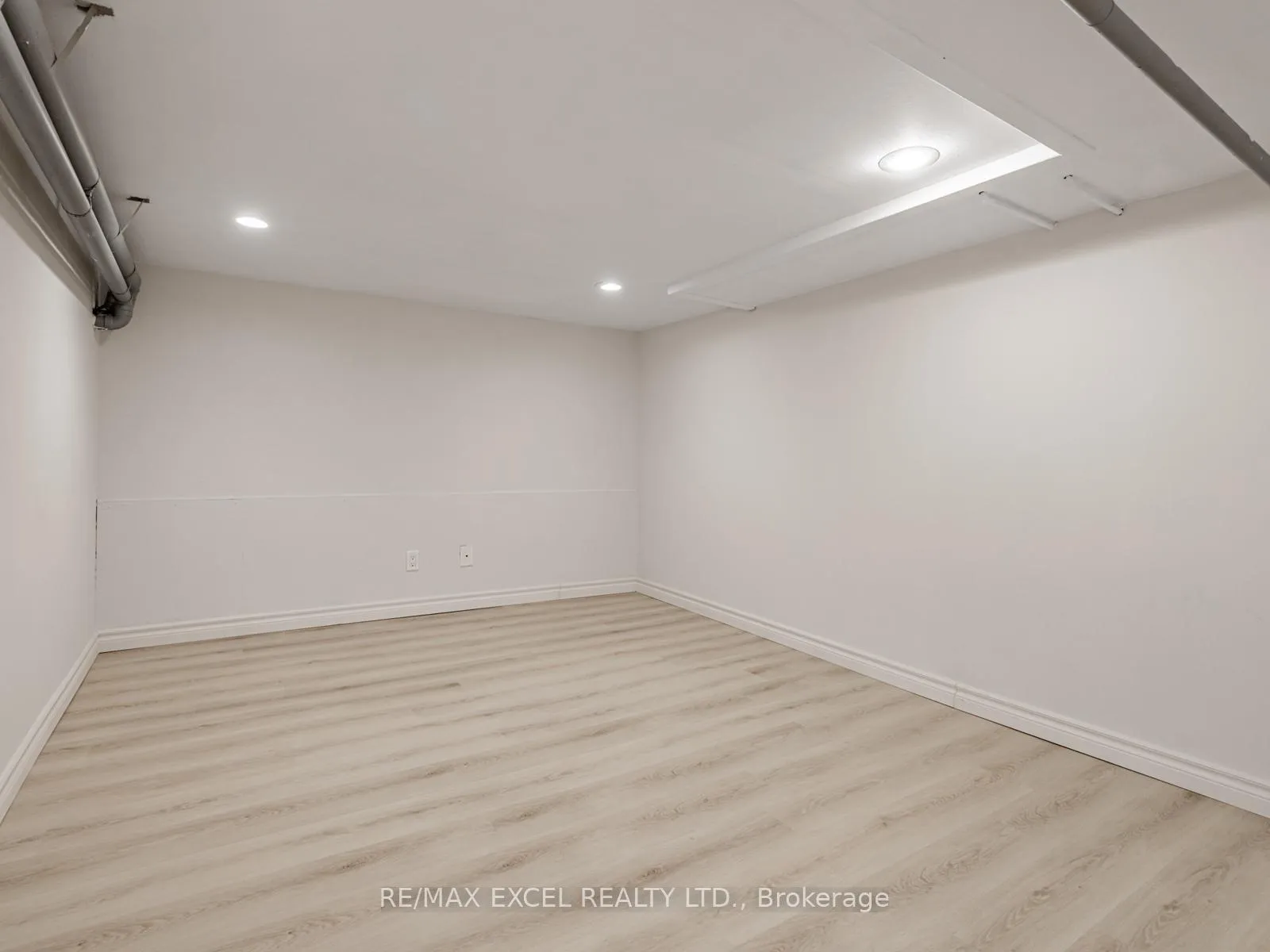 Photo 17 of 58 Howard Road, Newmarket, Huron Heights-Leslie Valley — HOMEH