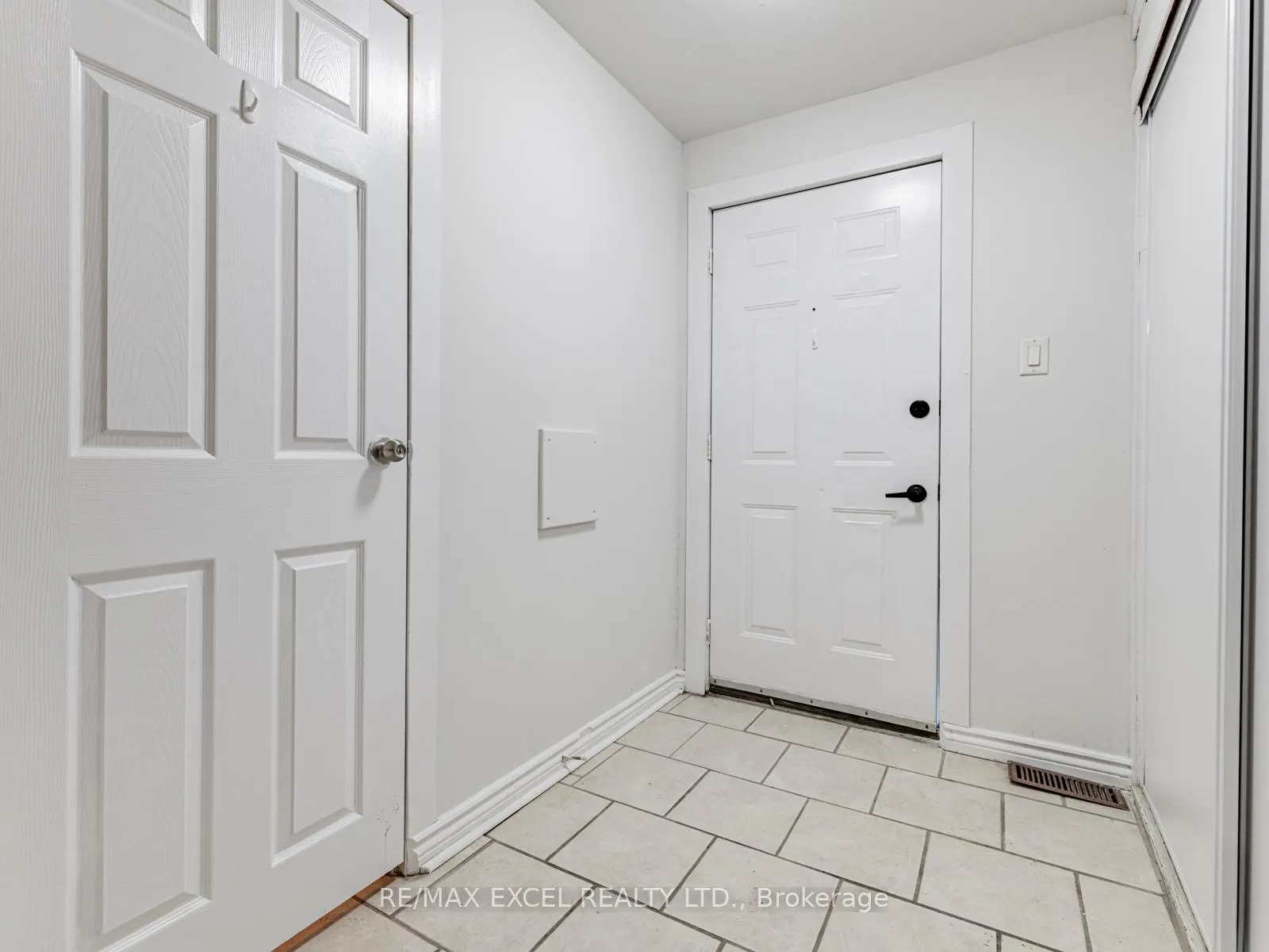Photo 21 of 58 Howard Road, Newmarket, Huron Heights-Leslie Valley — HOMEH
