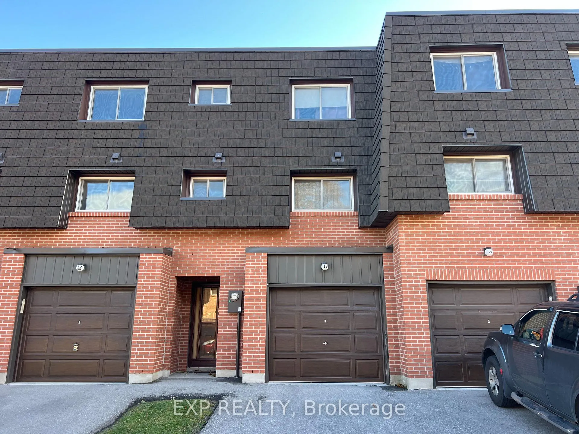 Photo 3 of 19 Darras Court, Brampton, Southgate — HOMEH