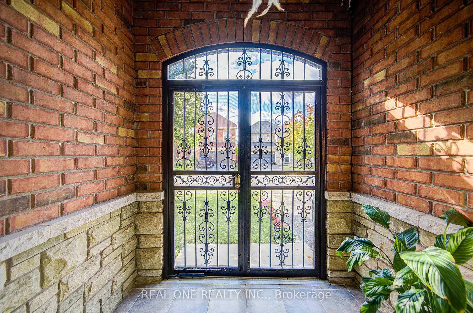 Photo 3 of 16 Boulderbrook Drive, Scarborough, Rouge — HOMEH