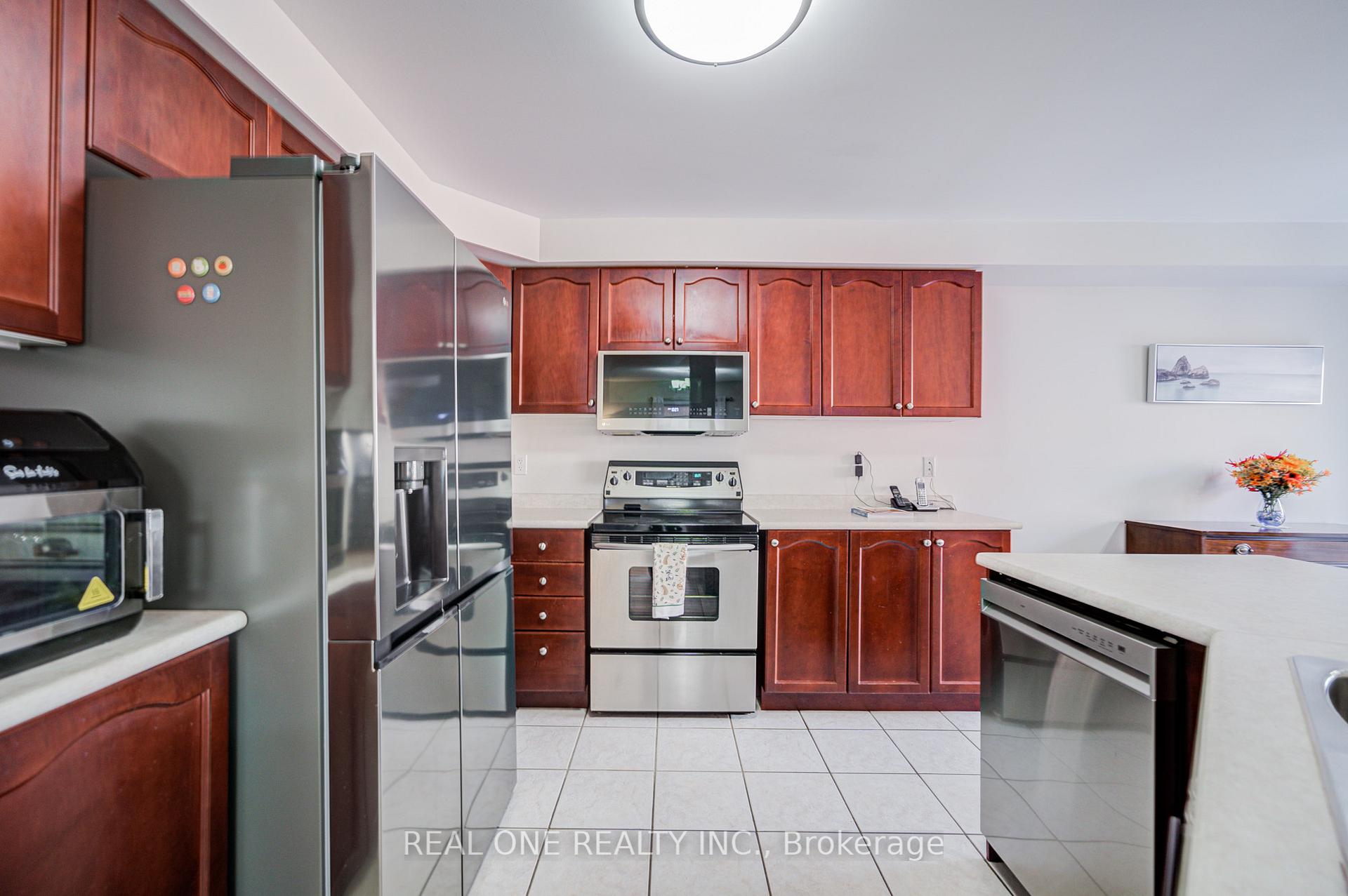 Photo 19 of 16 Boulderbrook Drive, Scarborough, Rouge — HOMEH