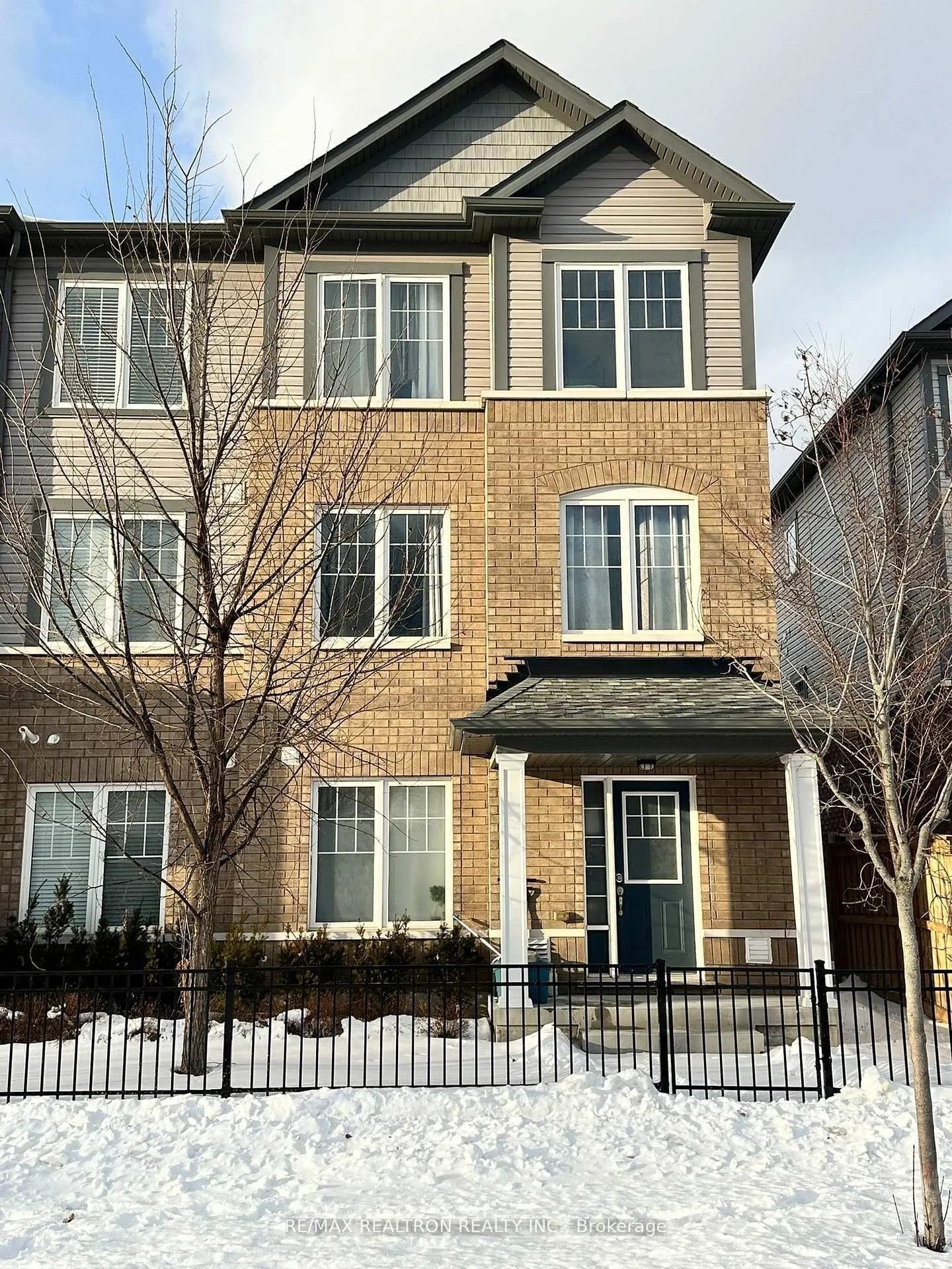 Photo 2 of 835 Atwater Path, Oshawa, Lakeview — HOMEH