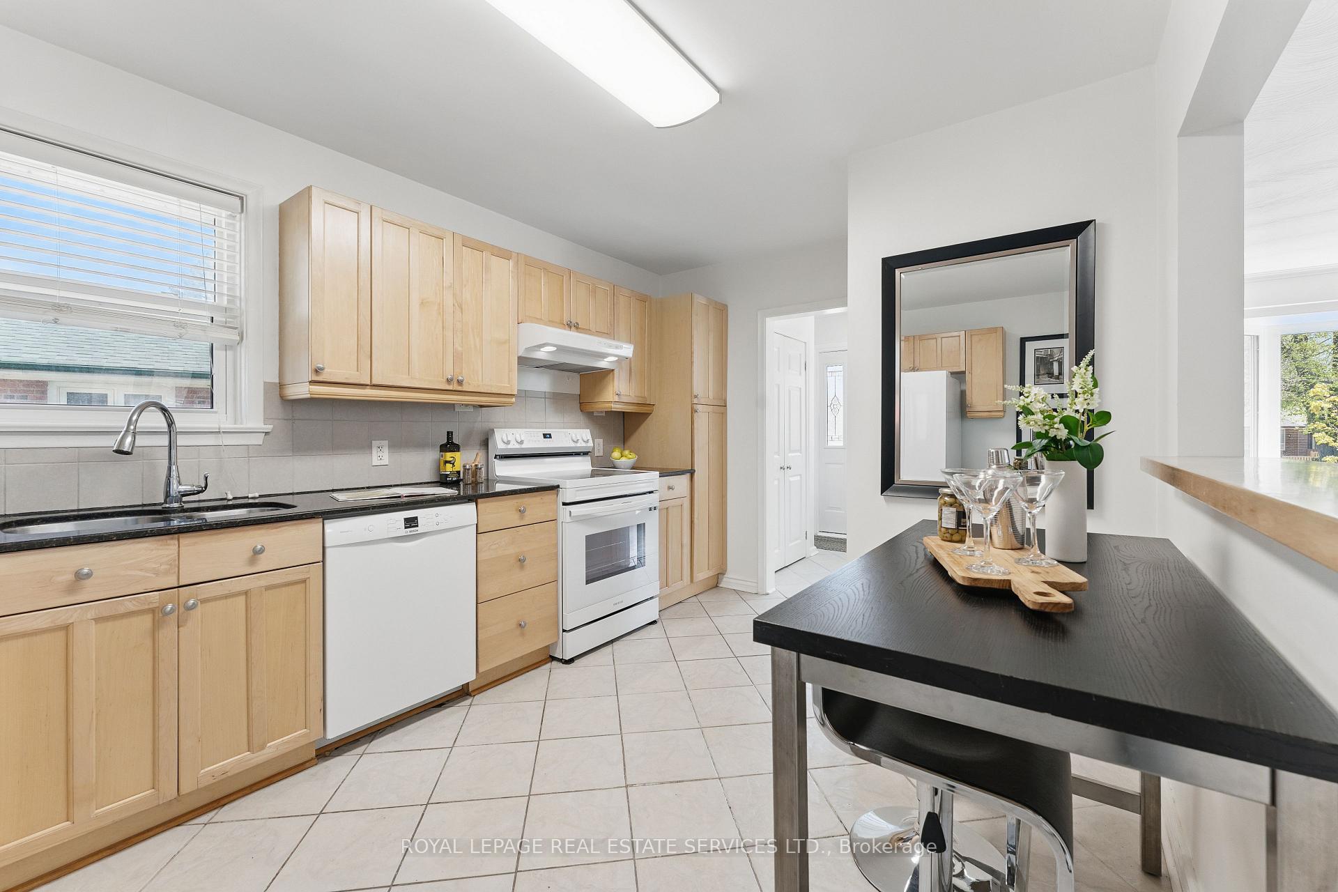 Photo 10 of 16 Denver Place, Scarborough, Woburn — HOMEH
