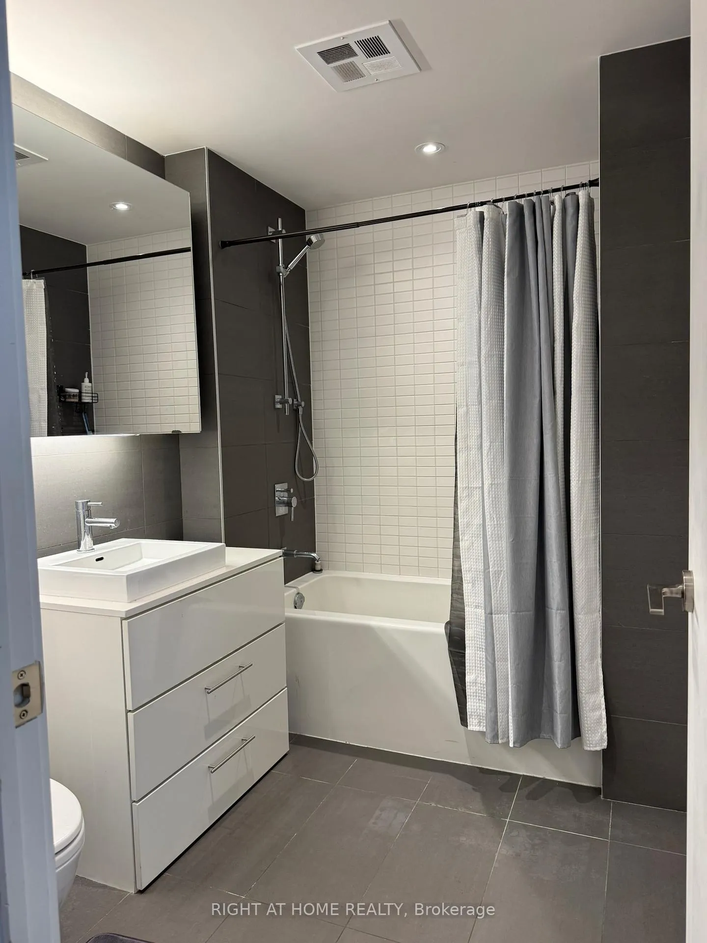 Photo 7 of Unit 414, 51 Trolley Crescent, Toronto, Waterfront Communities — HOMEH