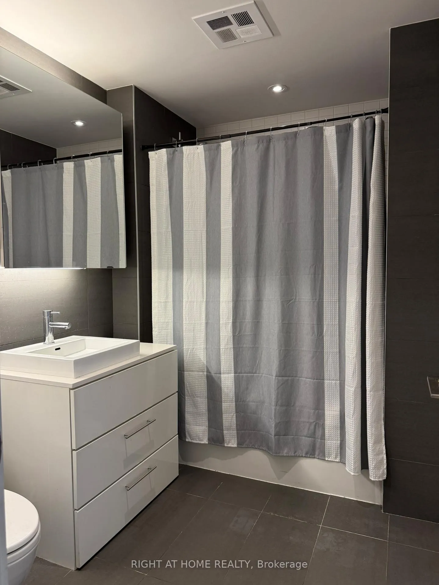 Photo 8 of Unit 414, 51 Trolley Crescent, Toronto, Waterfront Communities — HOMEH
