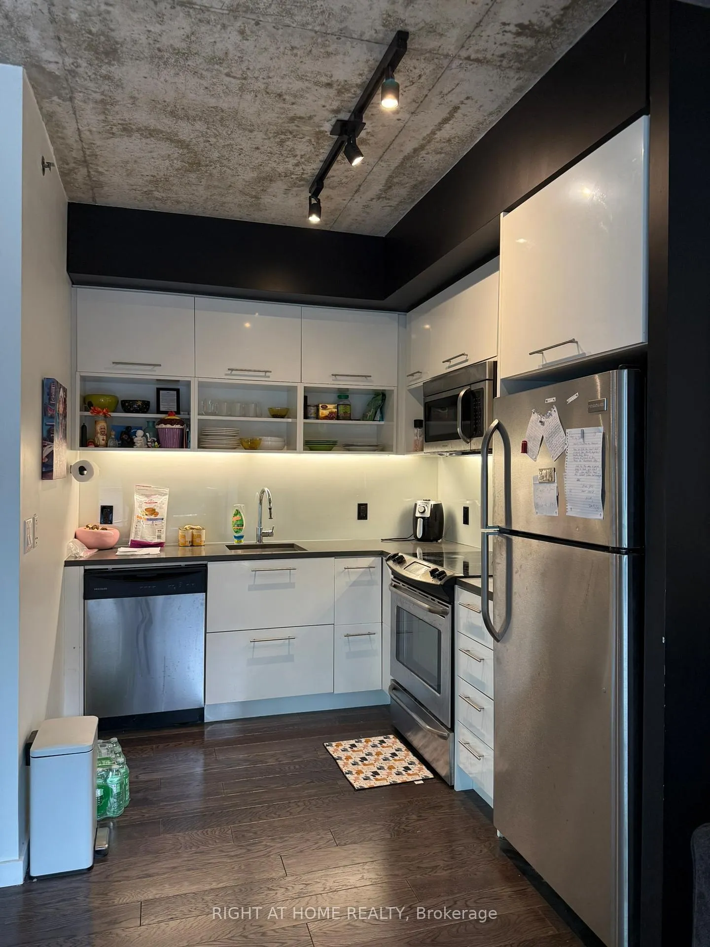 Photo 15 of Unit 414, 51 Trolley Crescent, Toronto, Waterfront Communities — HOMEH