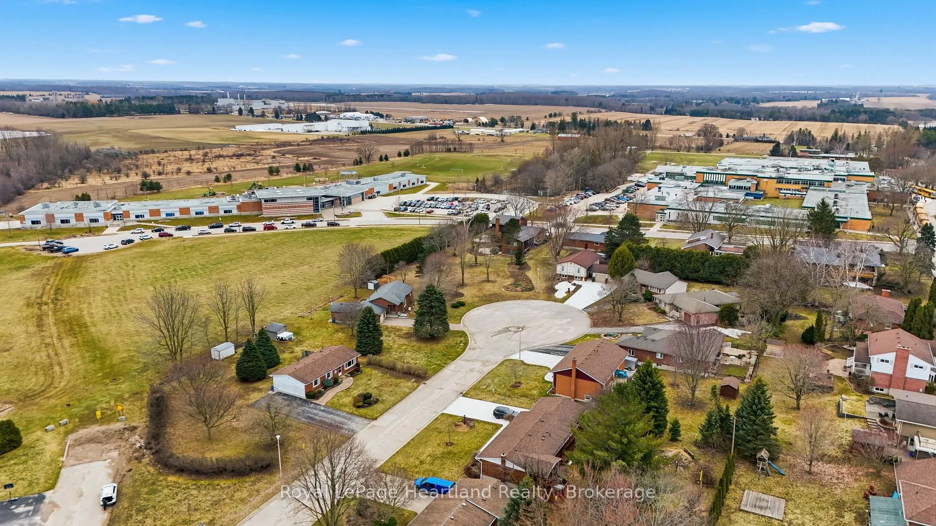 Photo 4 of 284 Manor Road, North Huron, Wingham — HOMEH