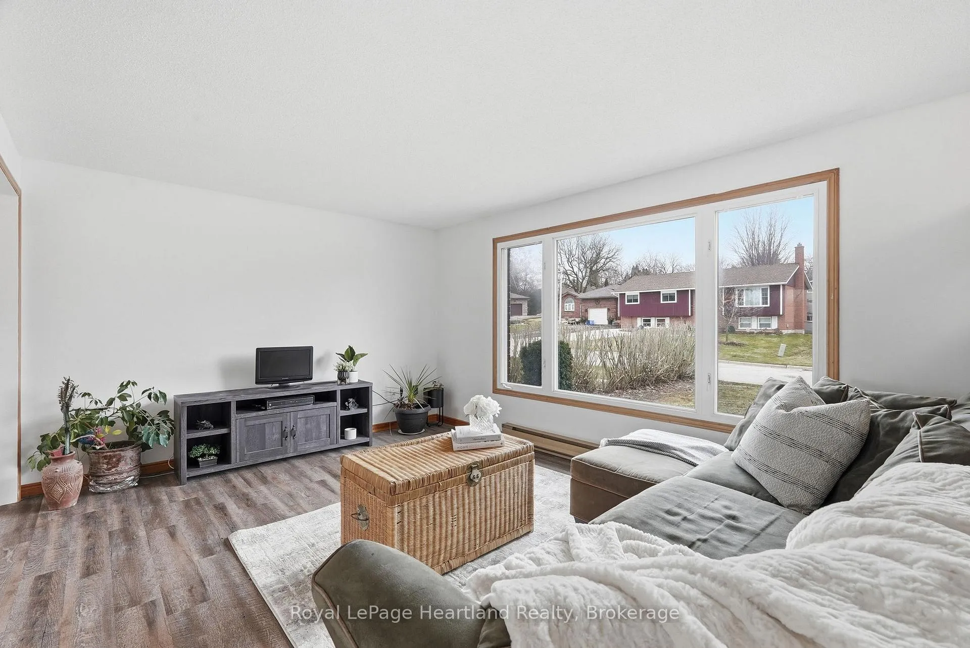 Photo 9 of 284 Manor Road, North Huron, Wingham — HOMEH