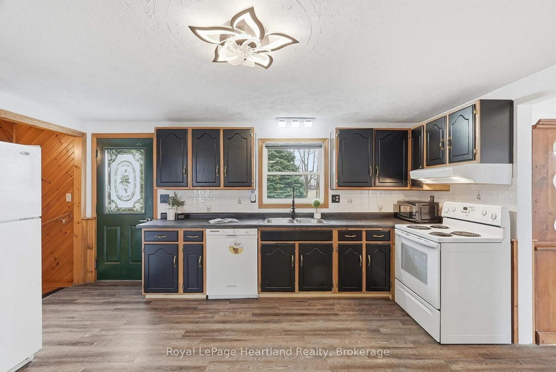 Photo 17 of 284 Manor Road, North Huron, Wingham — HOMEH