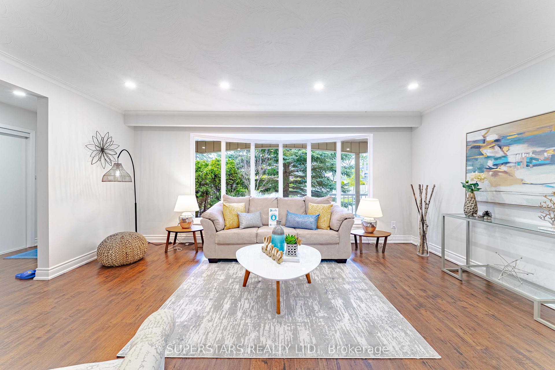 Photo 3 of 1 Mayhill Crescent, Scarborough, Woburn — HOMEH