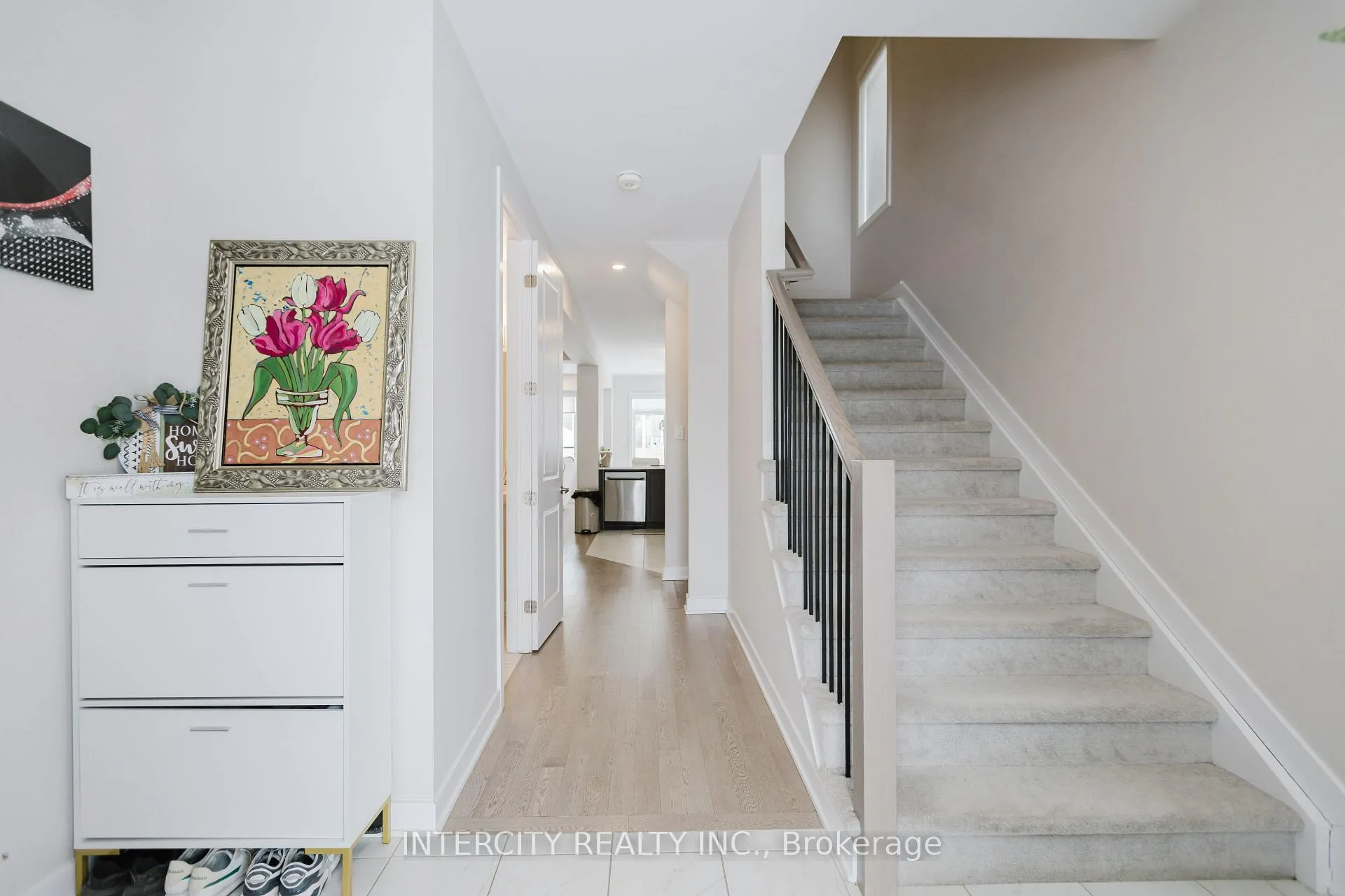 Photo 4 of 124 Hackamore Crescent, Ottawa, Goulbourn Twp From Franktown Rd/South To Rideau — HOMEH