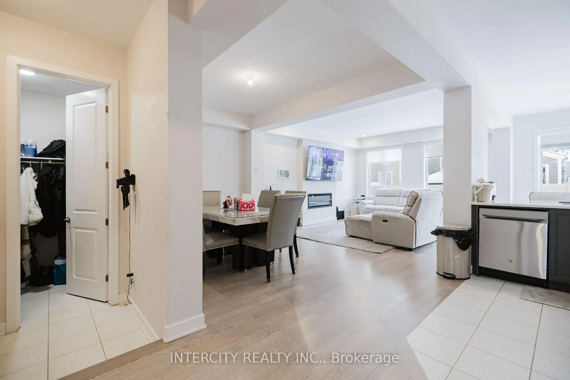 Photo 7 of 124 Hackamore Crescent, Ottawa, Goulbourn Twp From Franktown Rd/South To Rideau — HOMEH