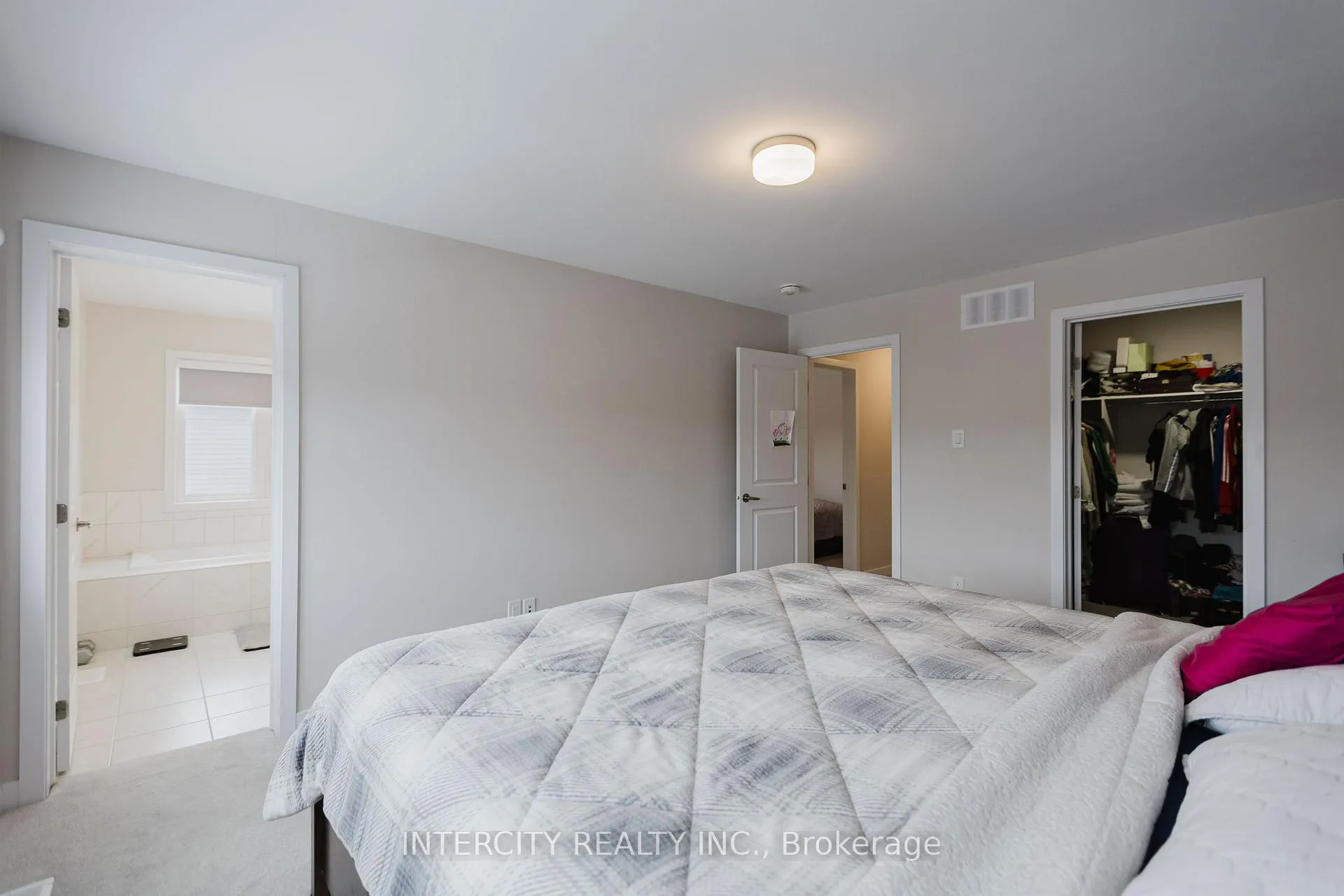 Photo 23 of 124 Hackamore Crescent, Ottawa, Goulbourn Twp From Franktown Rd/South To Rideau — HOMEH