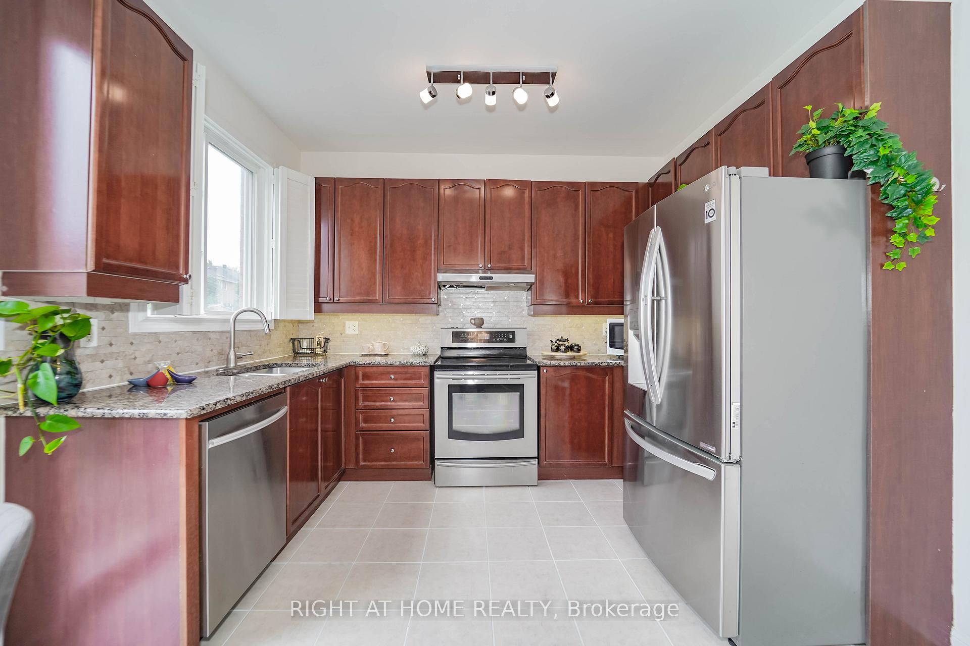 Photo 18 of 180 Raponi Circle, Scarborough, Rouge — HOMEH