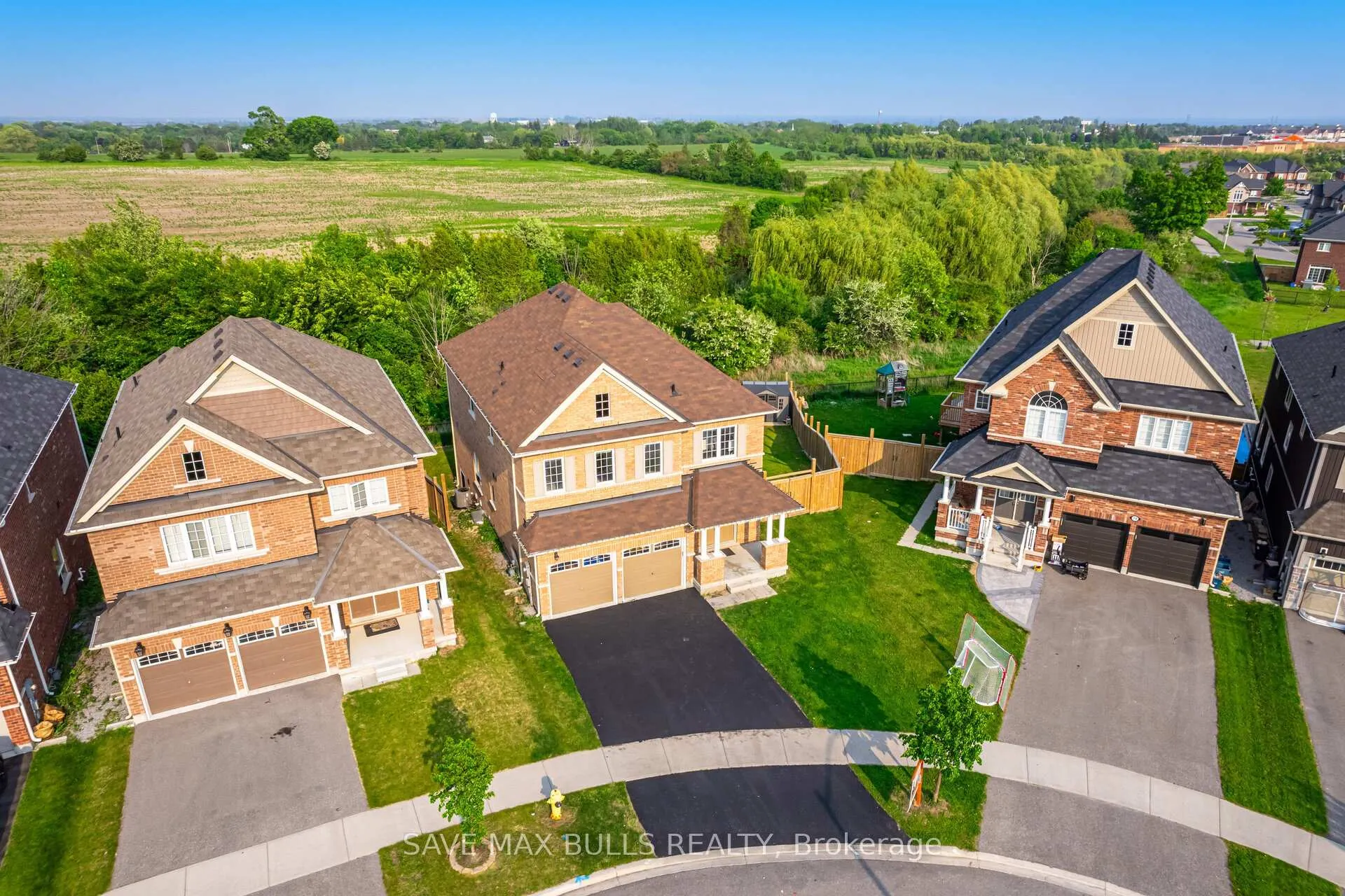 Photo 4 of 23 Kilpatrick Court, Clarington, Bowmanville — HOMEH