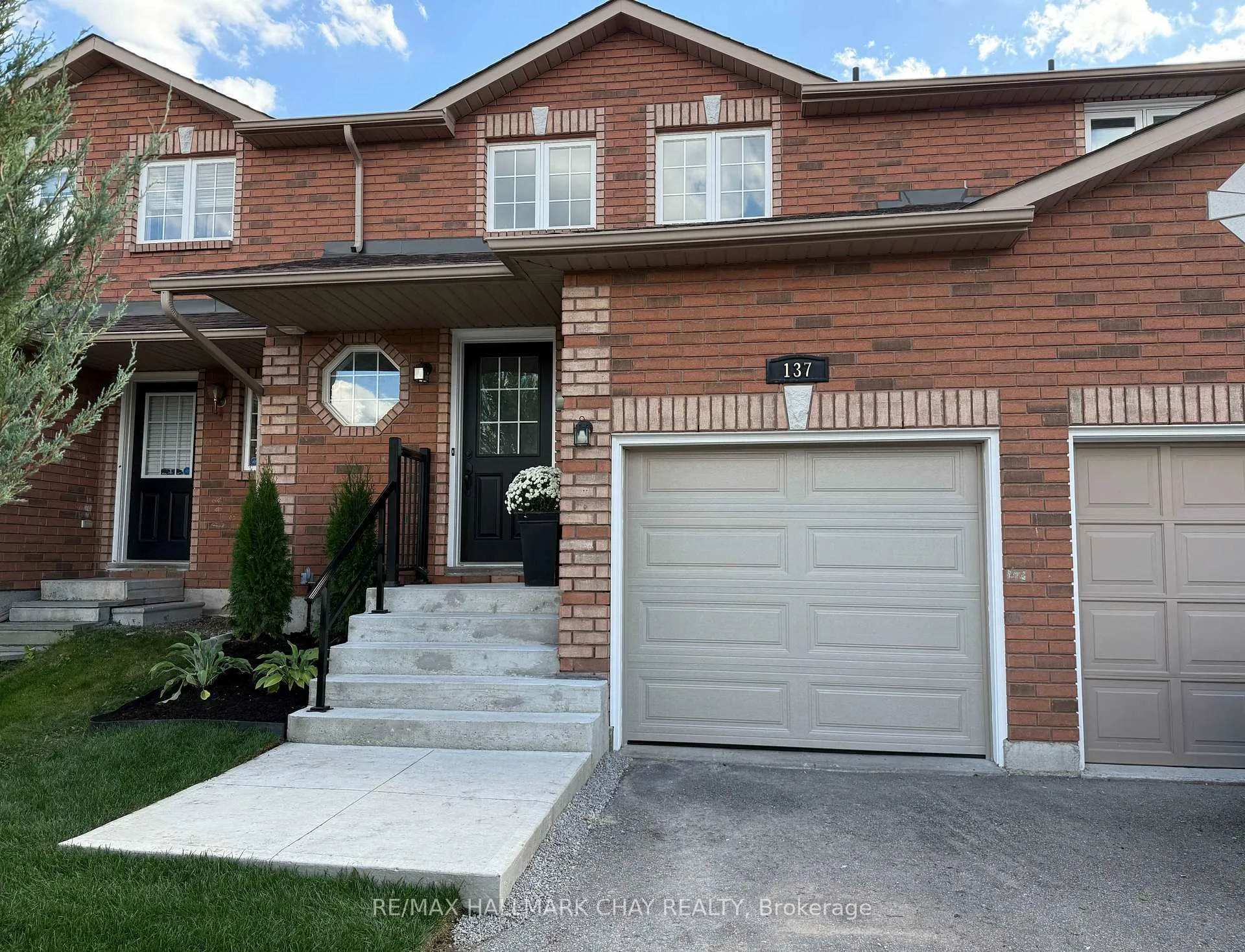 Photo 2 of 137 Courtney Crescent, Barrie, Painswick South — HOMEH