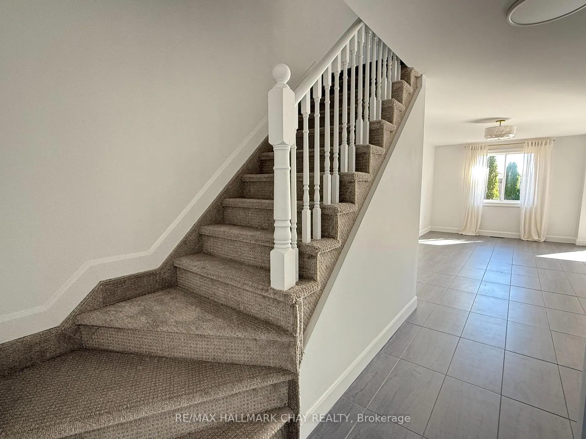 Photo 3 of 137 Courtney Crescent, Barrie, Painswick South — HOMEH
