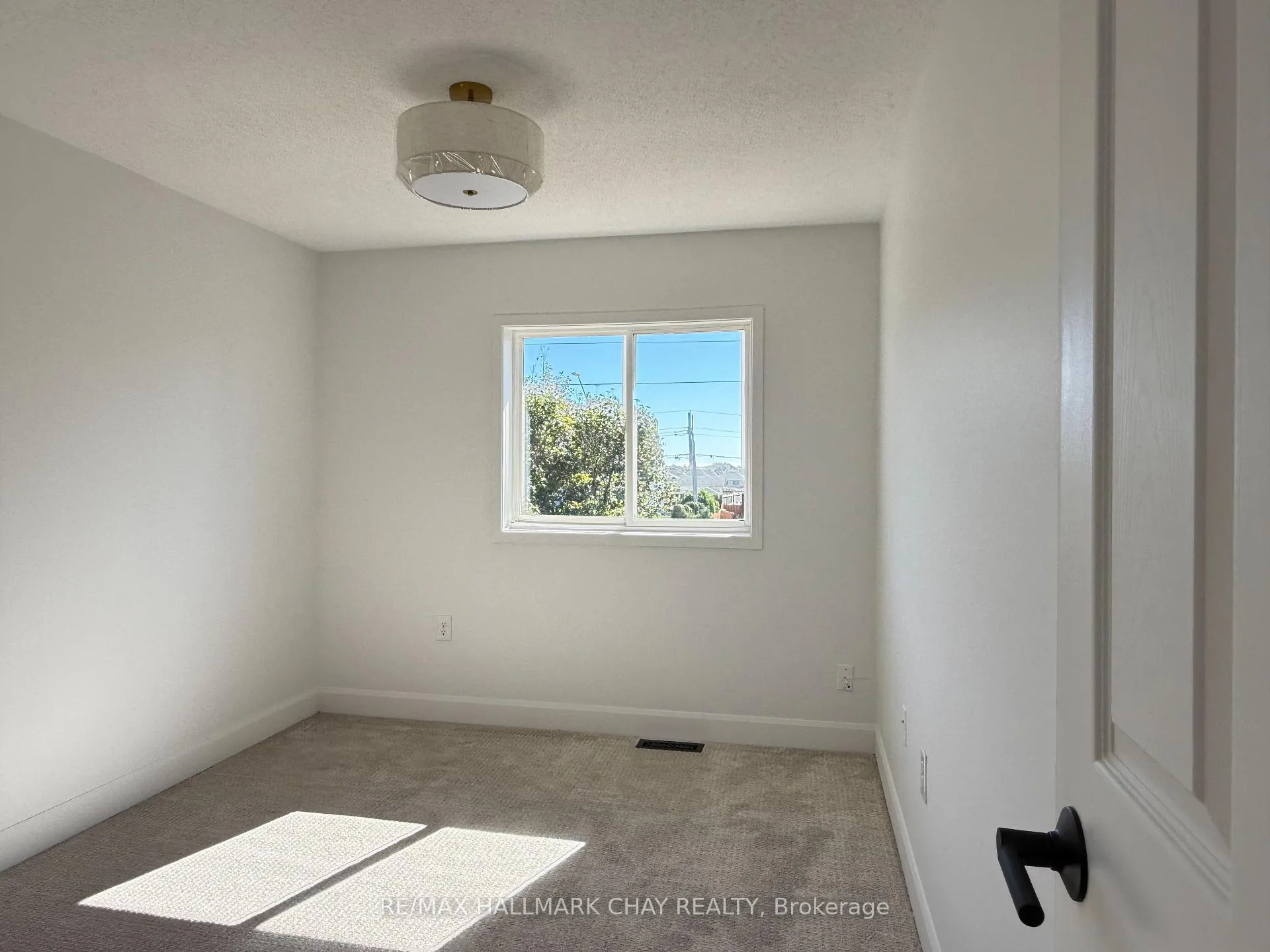 Photo 9 of 137 Courtney Crescent, Barrie, Painswick South — HOMEH