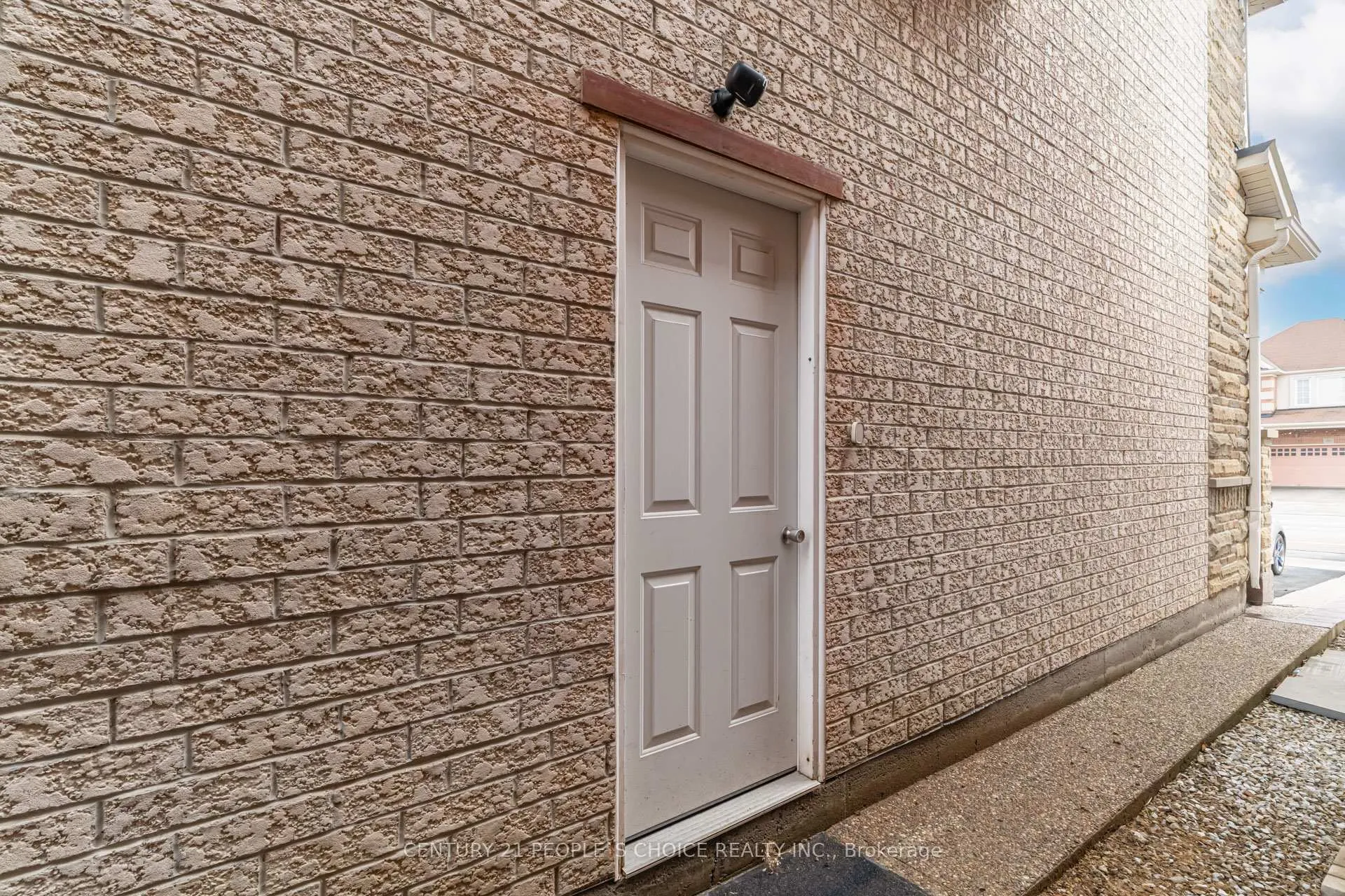 Photo 3 of 220 Castle Oaks Crossing, Brampton, Bram East — HOMEH