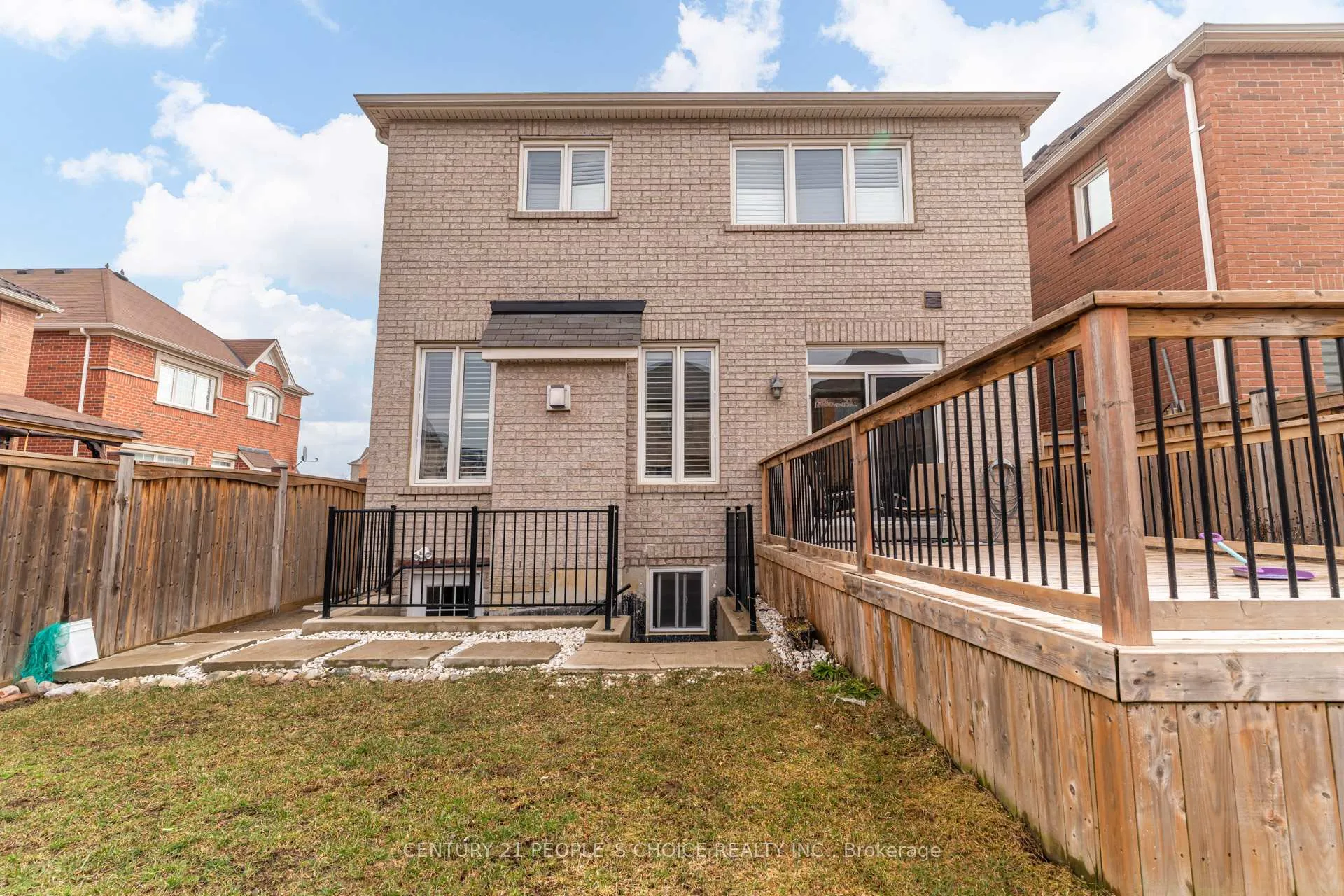 Photo 4 of 220 Castle Oaks Crossing, Brampton, Bram East — HOMEH