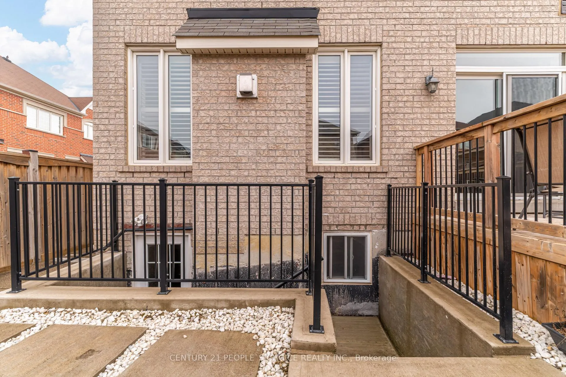 Photo 5 of 220 Castle Oaks Crossing, Brampton, Bram East — HOMEH