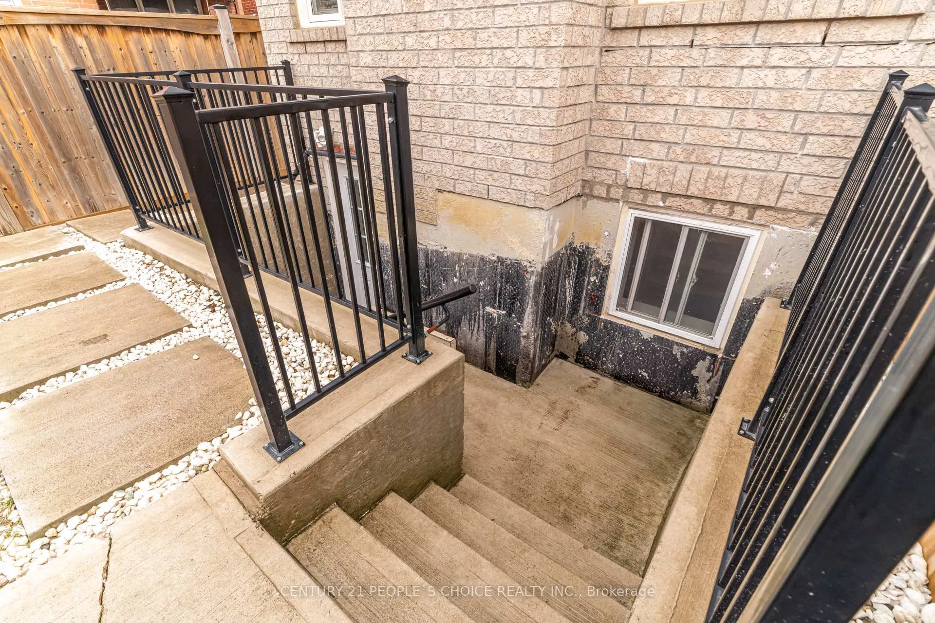 Photo 6 of 220 Castle Oaks Crossing, Brampton, Bram East — HOMEH