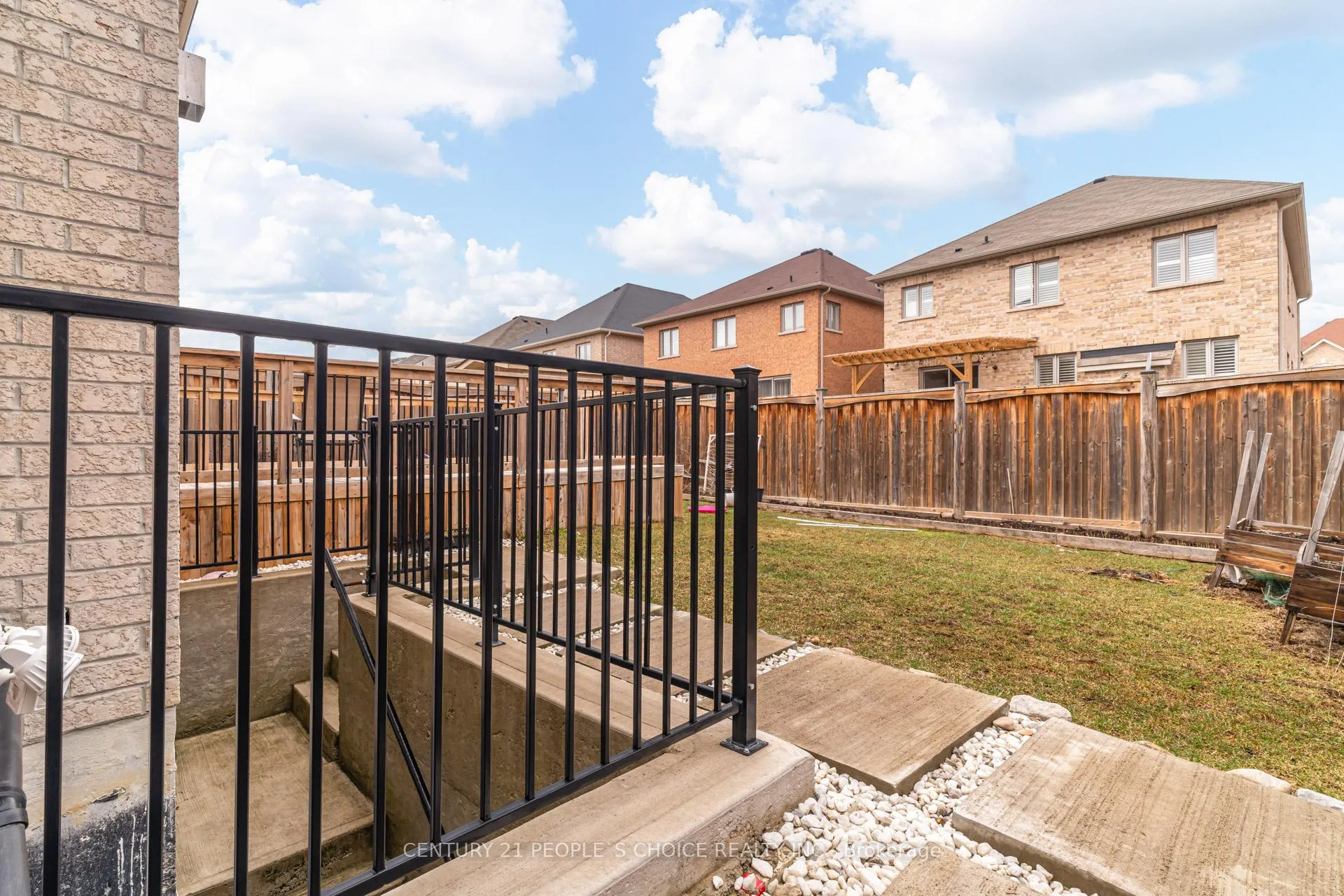 Photo 7 of 220 Castle Oaks Crossing, Brampton, Bram East — HOMEH