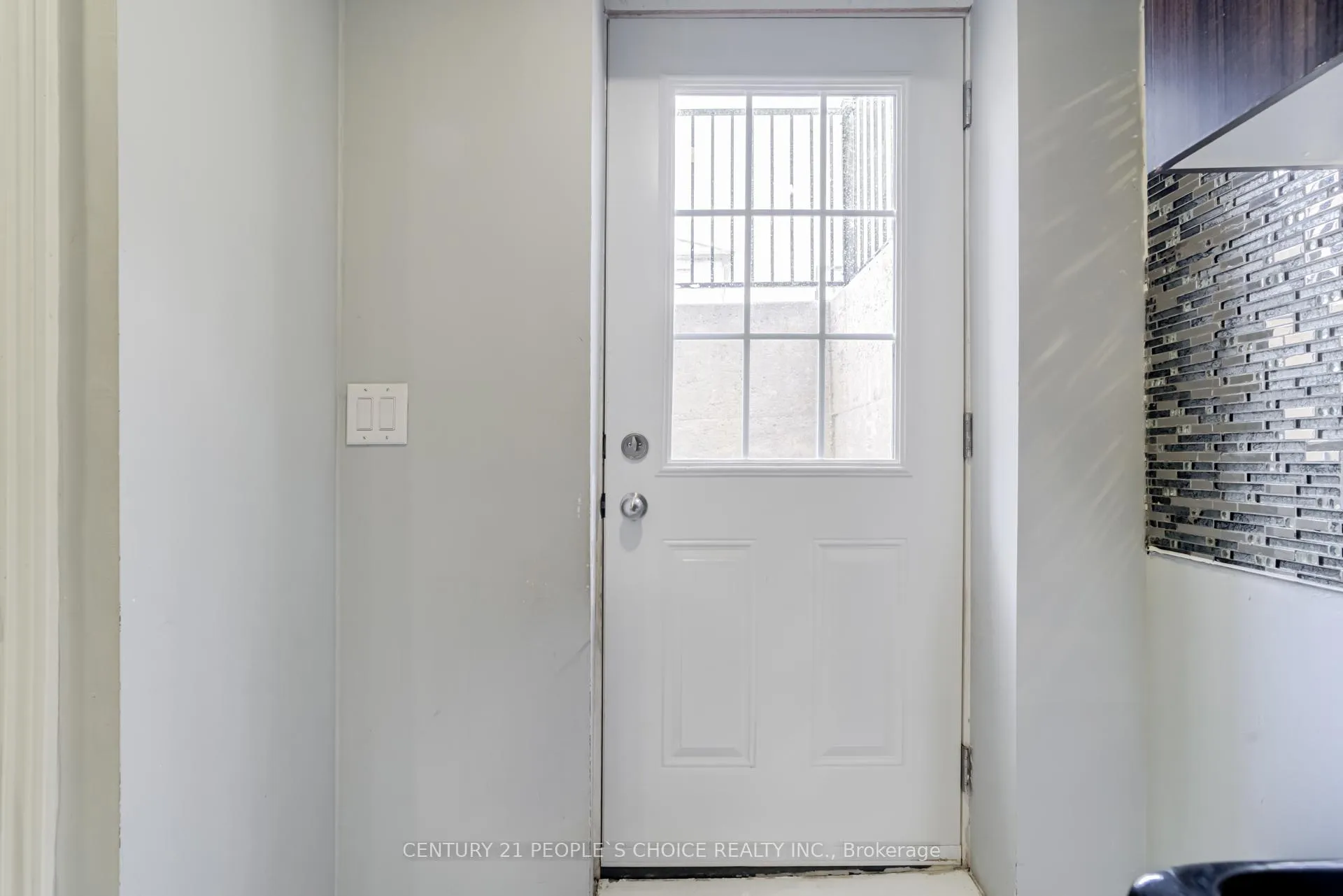 Photo 9 of 220 Castle Oaks Crossing, Brampton, Bram East — HOMEH