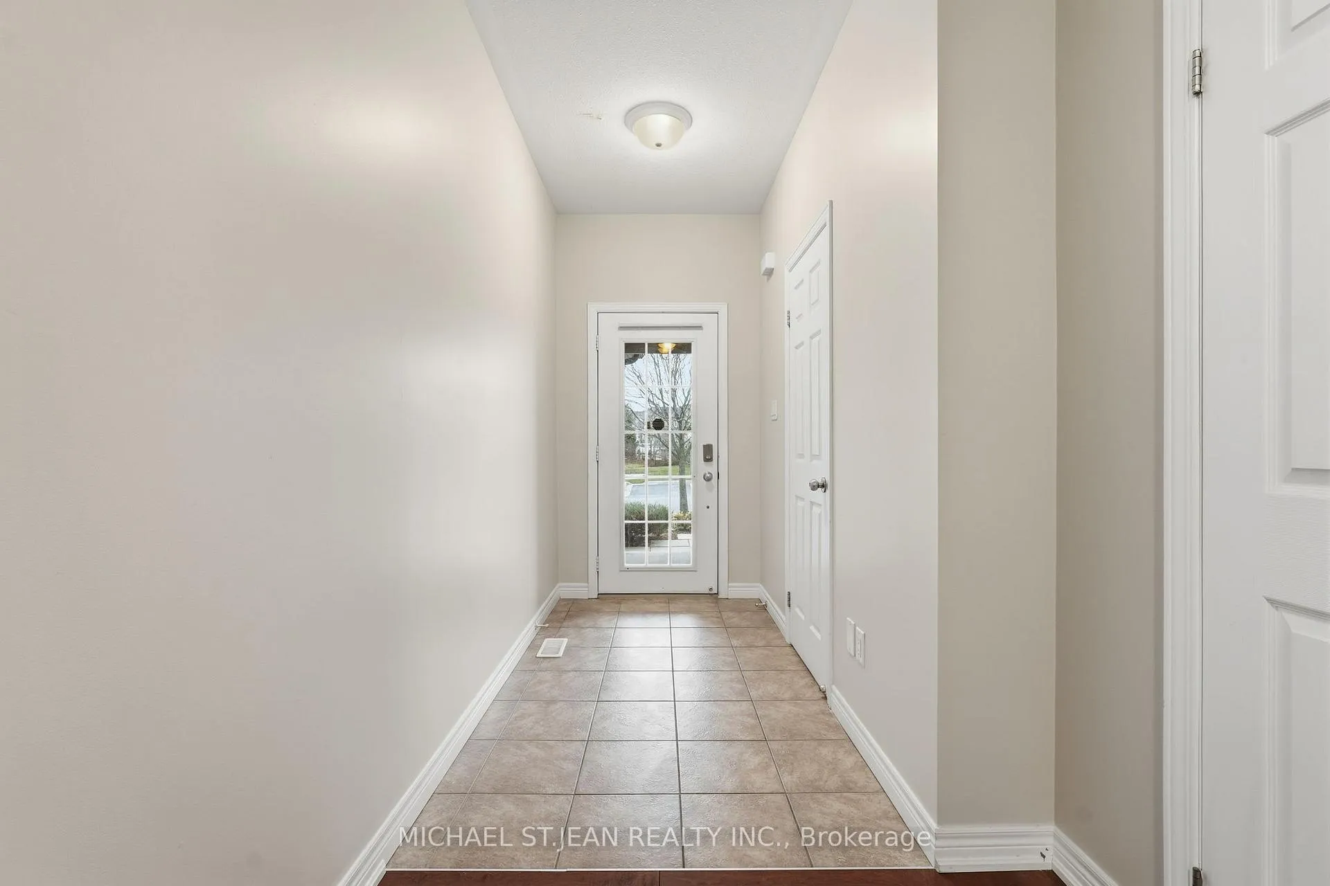 Photo 8 of Unit 33, 441 Stonehenge Drive, Hamilton, Meadowlands — HOMEH