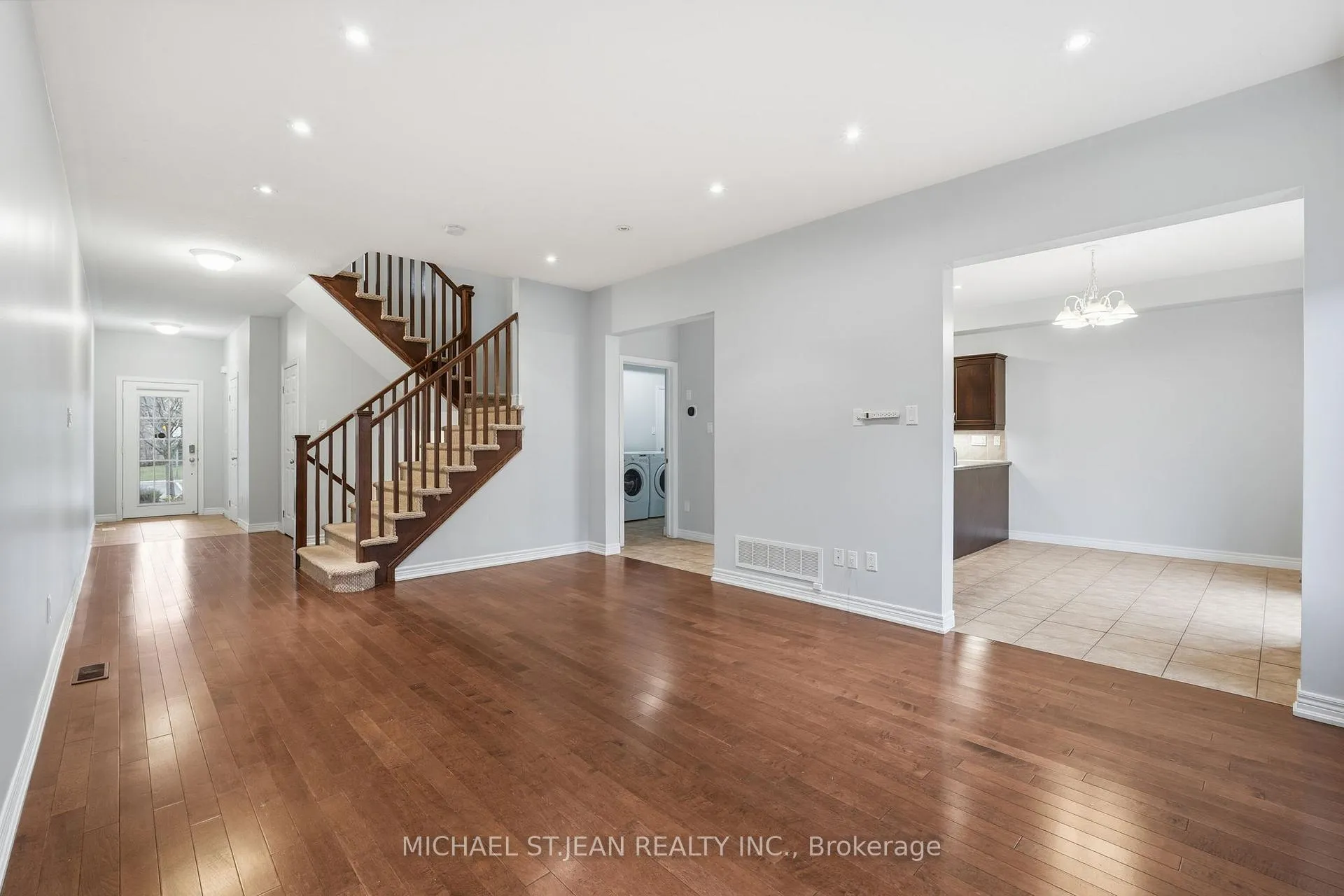 Photo 11 of Unit 33, 441 Stonehenge Drive, Hamilton, Meadowlands — HOMEH