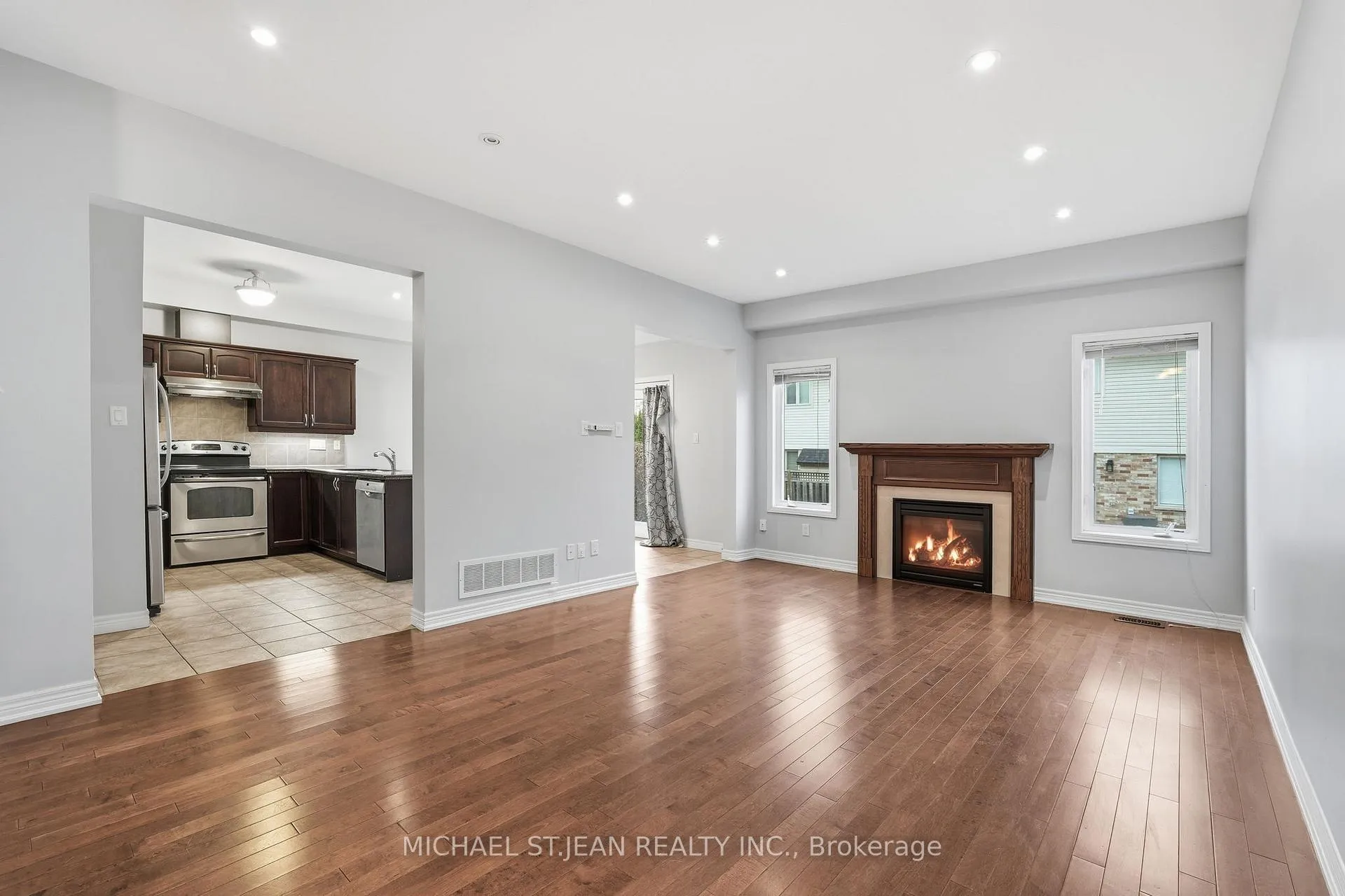 Photo 12 of Unit 33, 441 Stonehenge Drive, Hamilton, Meadowlands — HOMEH