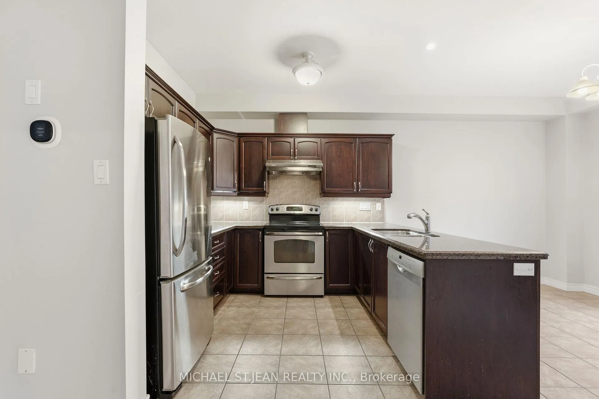 Photo 13 of Unit 33, 441 Stonehenge Drive, Hamilton, Meadowlands — HOMEH