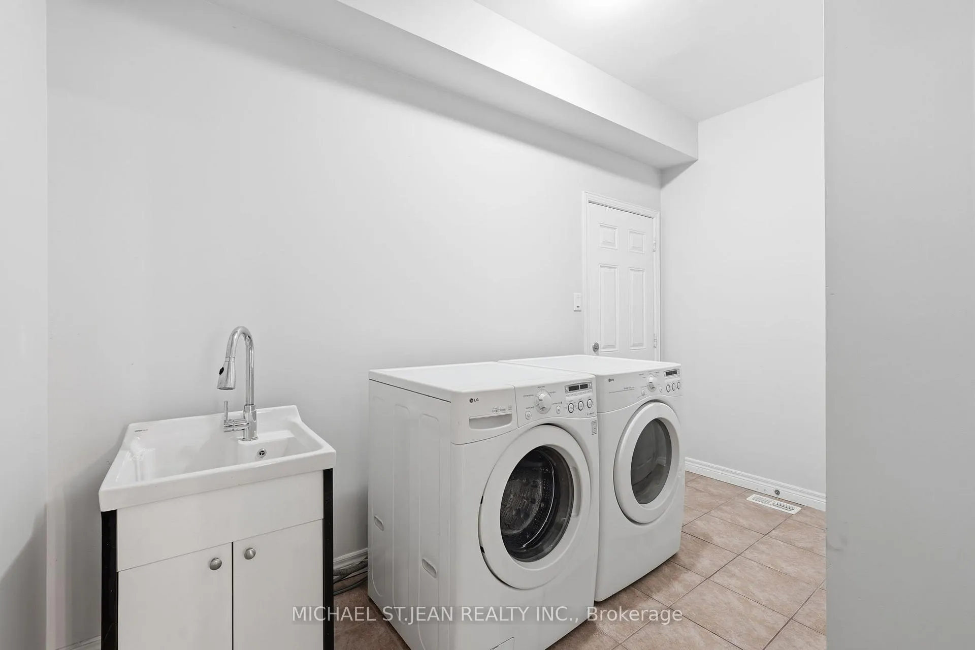 Photo 15 of Unit 33, 441 Stonehenge Drive, Hamilton, Meadowlands — HOMEH