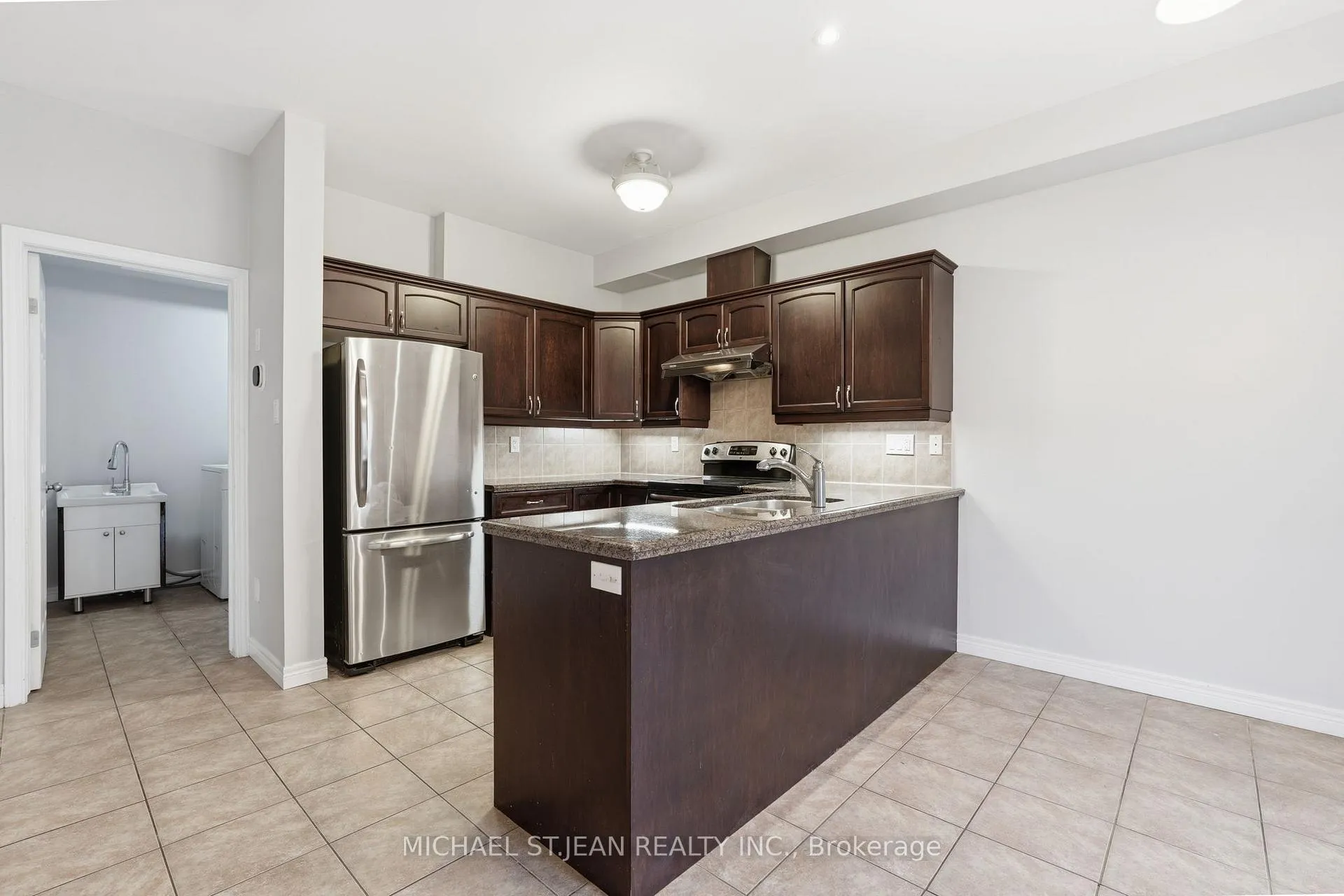 Photo 17 of Unit 33, 441 Stonehenge Drive, Hamilton, Meadowlands — HOMEH