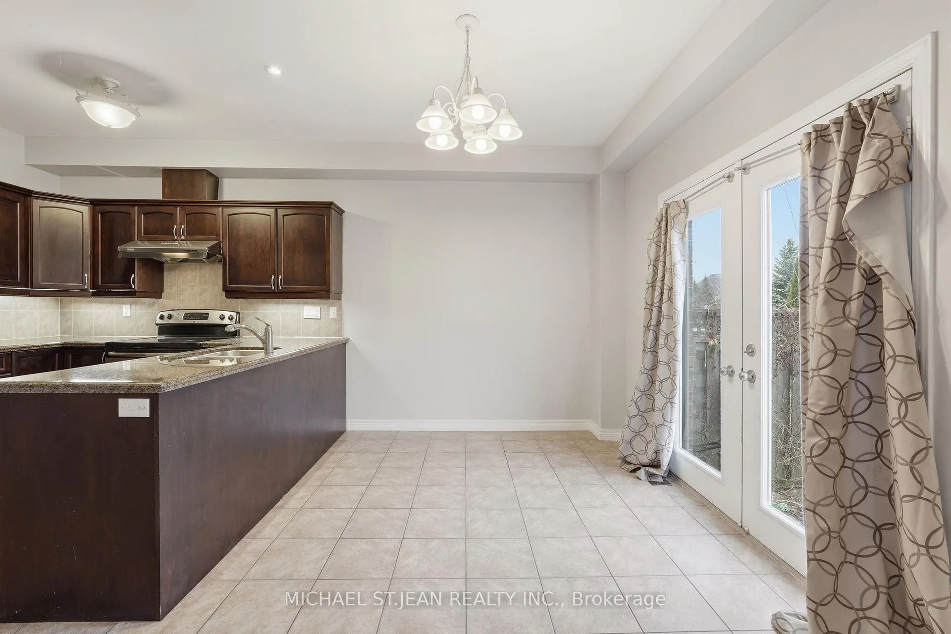 Photo 18 of Unit 33, 441 Stonehenge Drive, Hamilton, Meadowlands — HOMEH