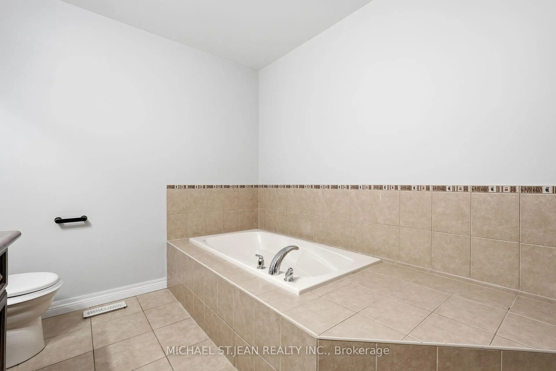 Photo 28 of Unit 33, 441 Stonehenge Drive, Hamilton, Meadowlands — HOMEH