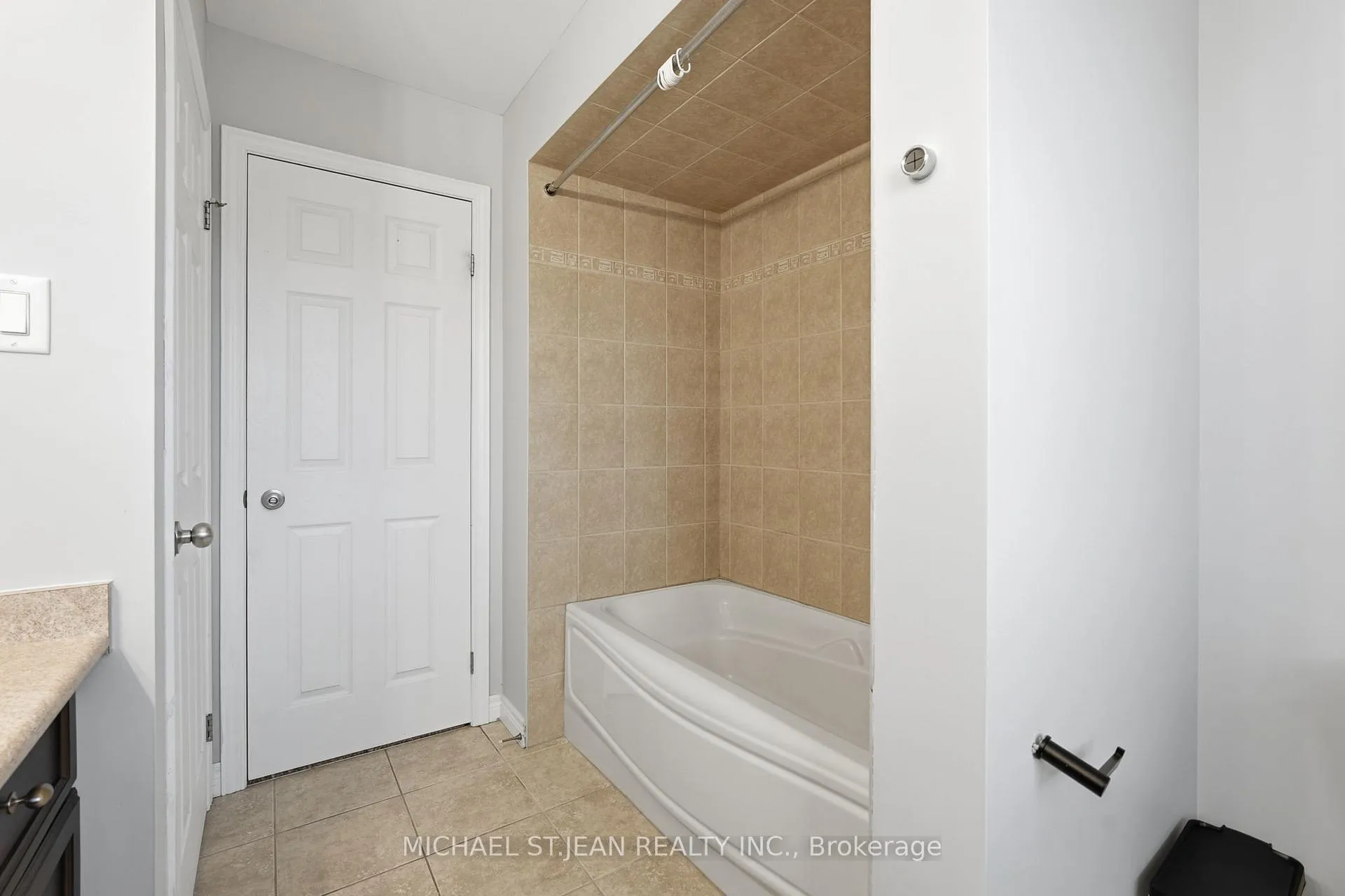 Photo 35 of Unit 33, 441 Stonehenge Drive, Hamilton, Meadowlands — HOMEH