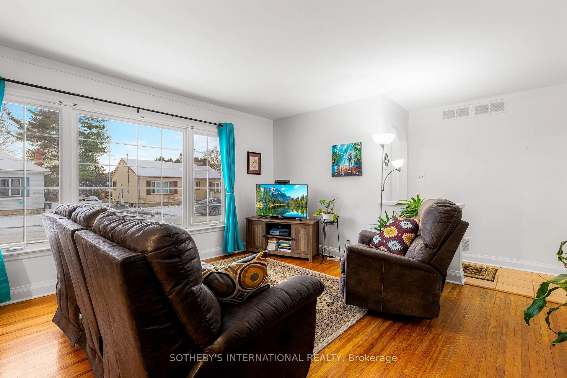 Photo 9 of 27 Wright Crescent, Brockville — HOMEH