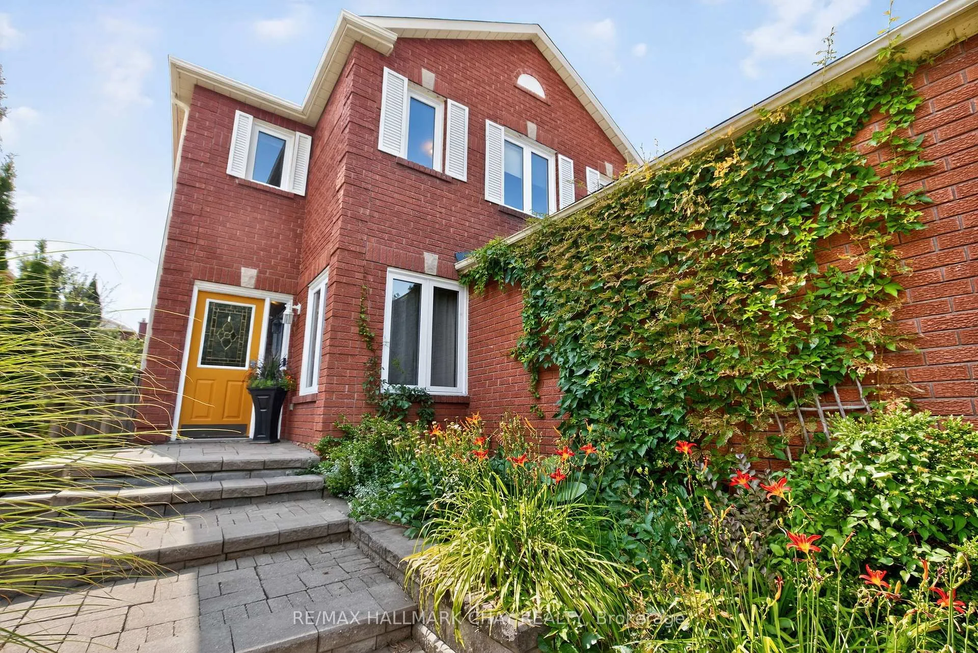 Photo 4 of 49 Mcdougall Drive, Barrie, West Bayfield — HOMEH