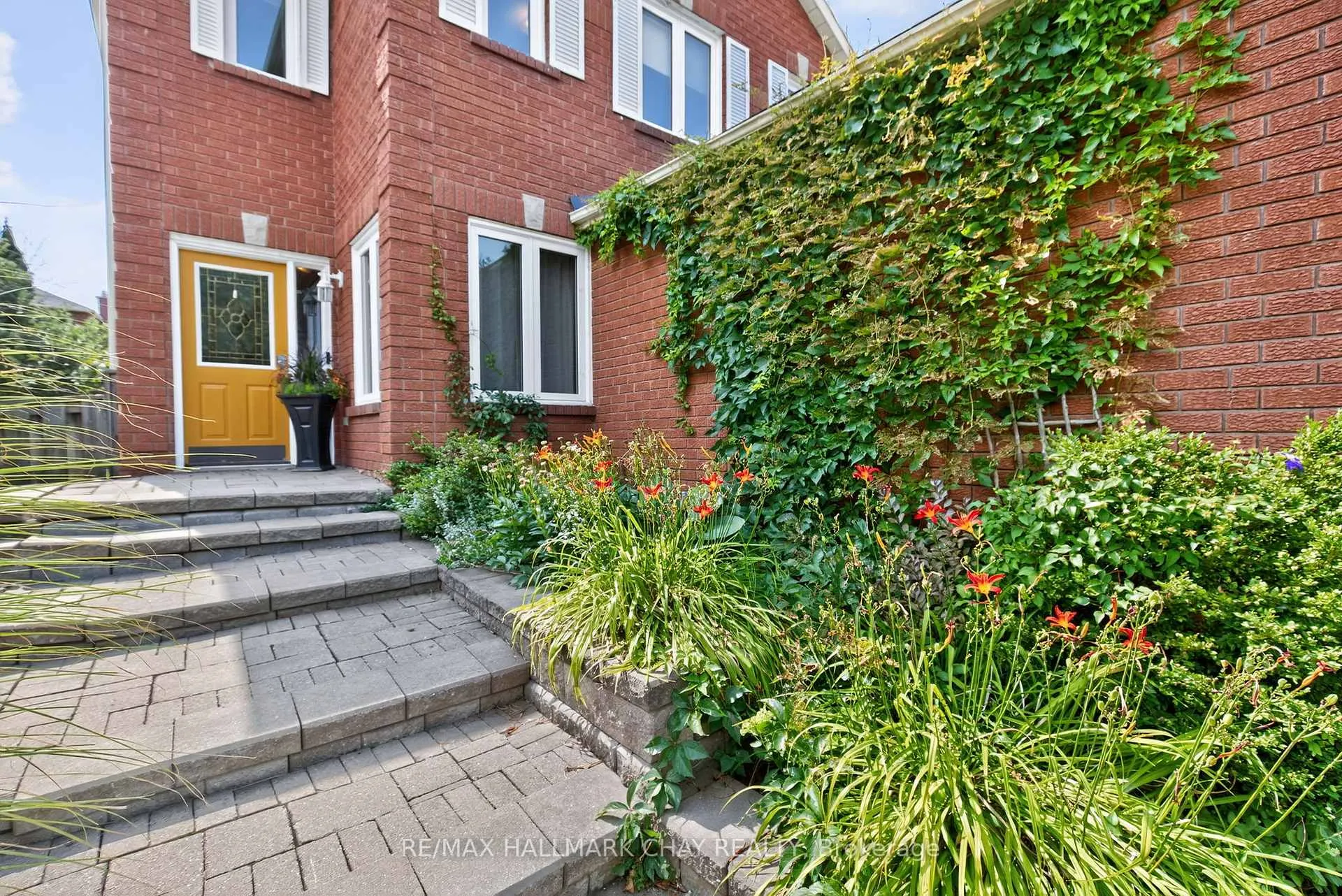 Photo 5 of 49 Mcdougall Drive, Barrie, West Bayfield — HOMEH