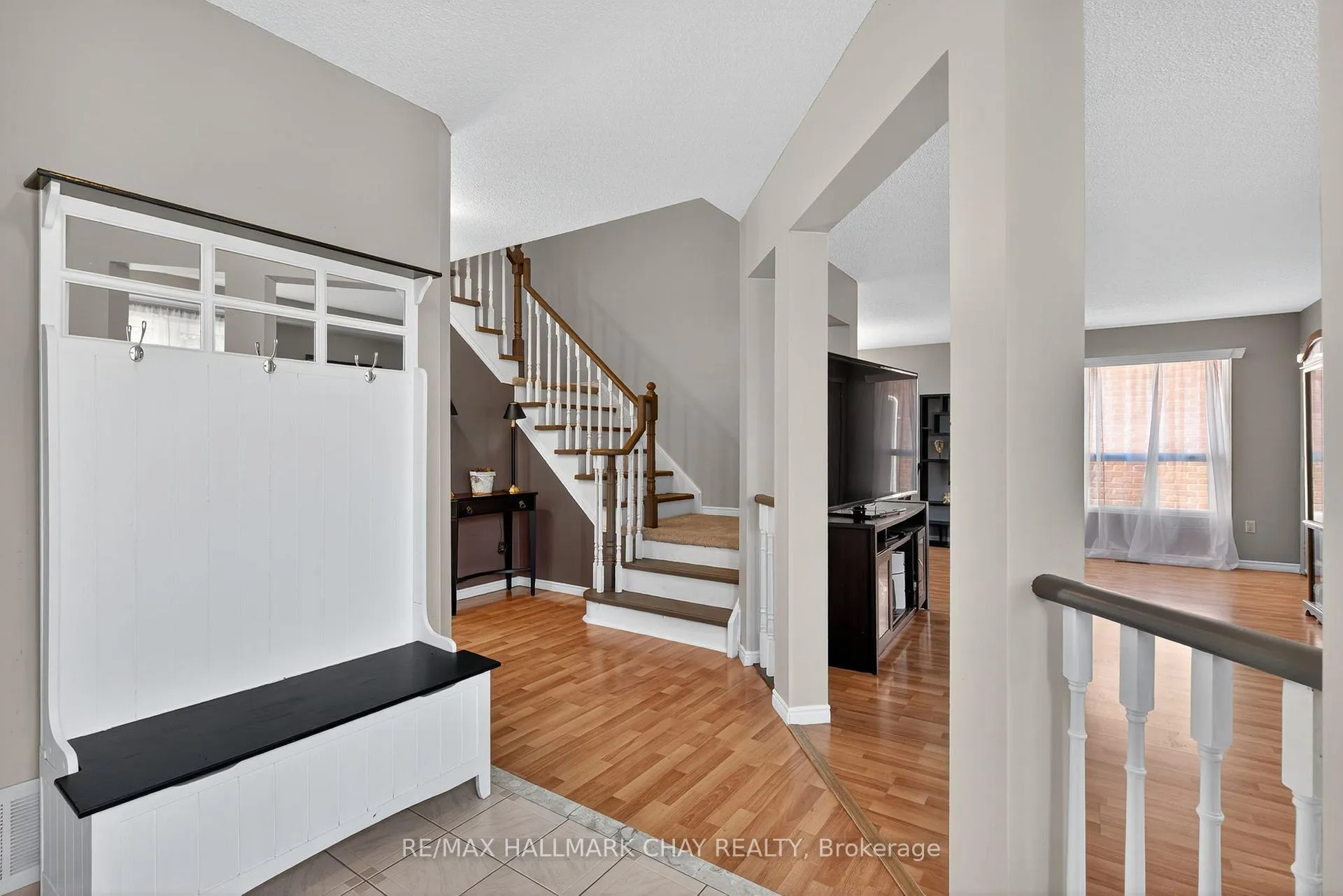 Photo 8 of 49 Mcdougall Drive, Barrie, West Bayfield — HOMEH