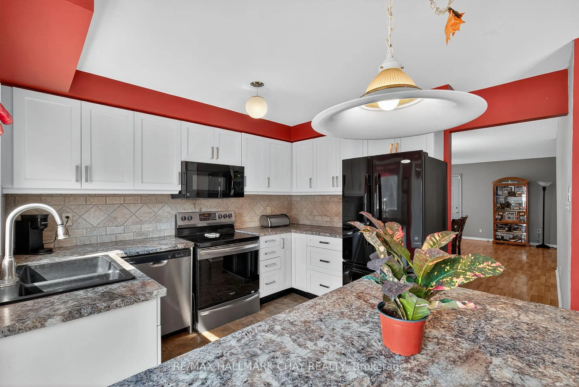 Photo 16 of 49 Mcdougall Drive, Barrie, West Bayfield — HOMEH