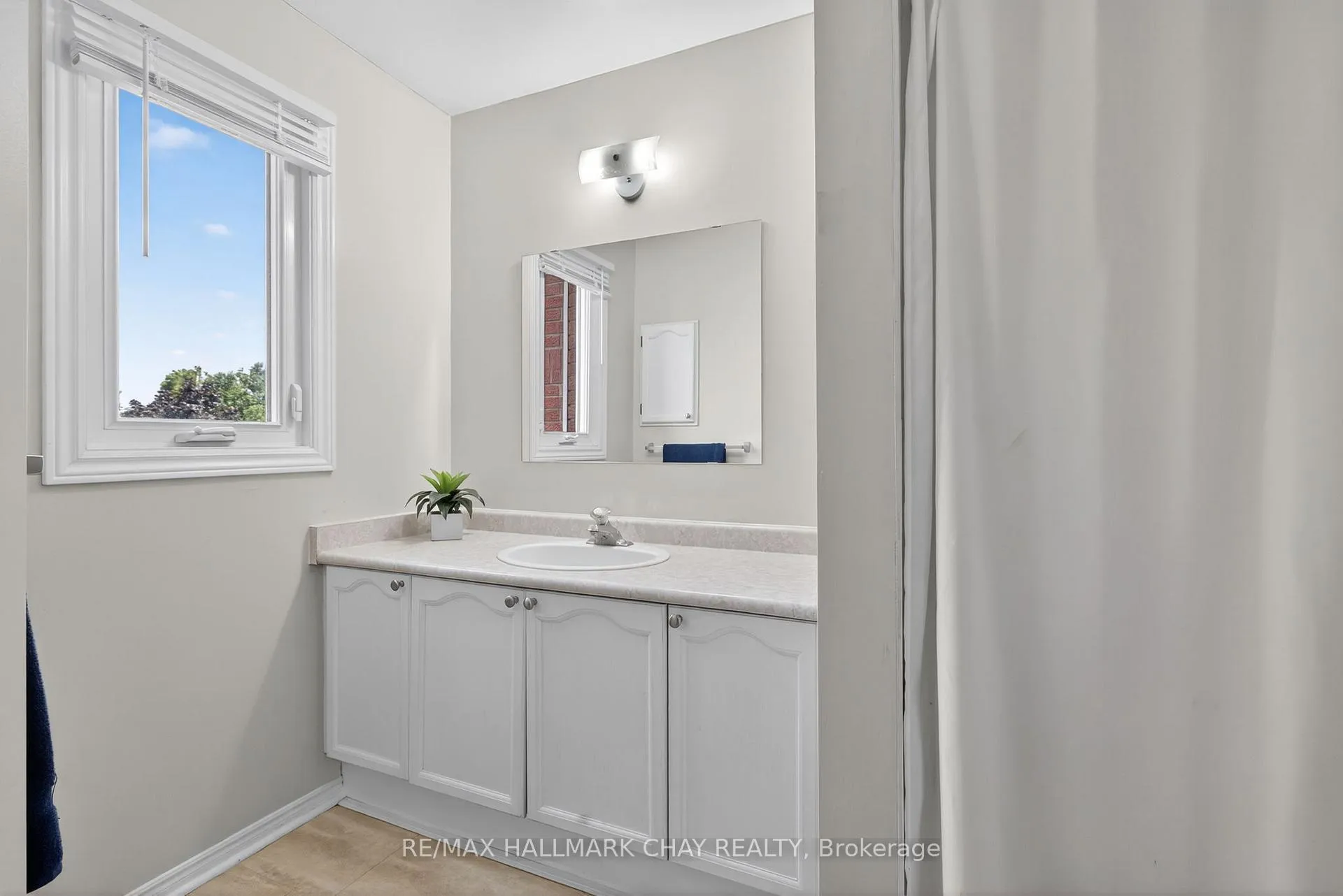Photo 37 of 49 Mcdougall Drive, Barrie, West Bayfield — HOMEH